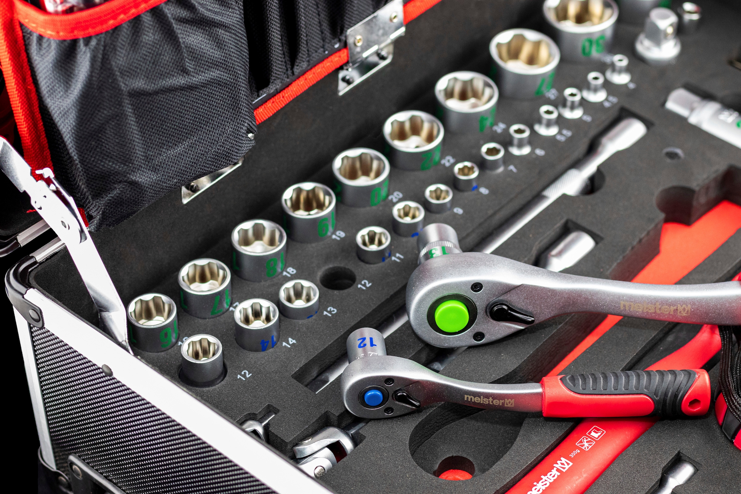 meister Werkzeugset »Werkzeugtrolley«, (238 tlg.), Qualitätswerkzeug von Knipex und Wera, Rollen und Teleskophandgriff