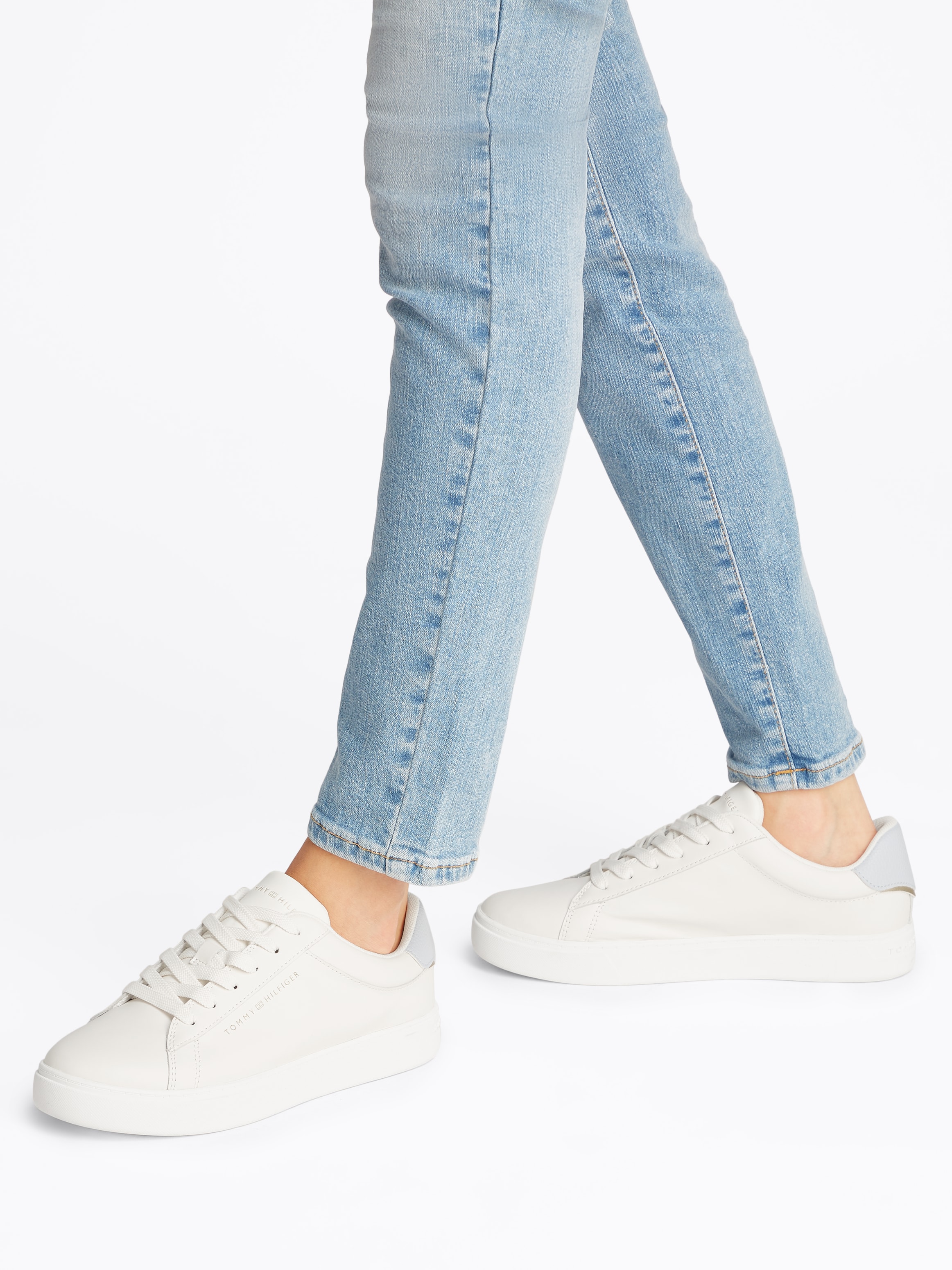 Tommy Hilfiger Plateausneaker »ESSENTIAL COURT SNEAKER«, Freizeitschuh, Halbschuh, Schnürschuh mit Logoschriftzug