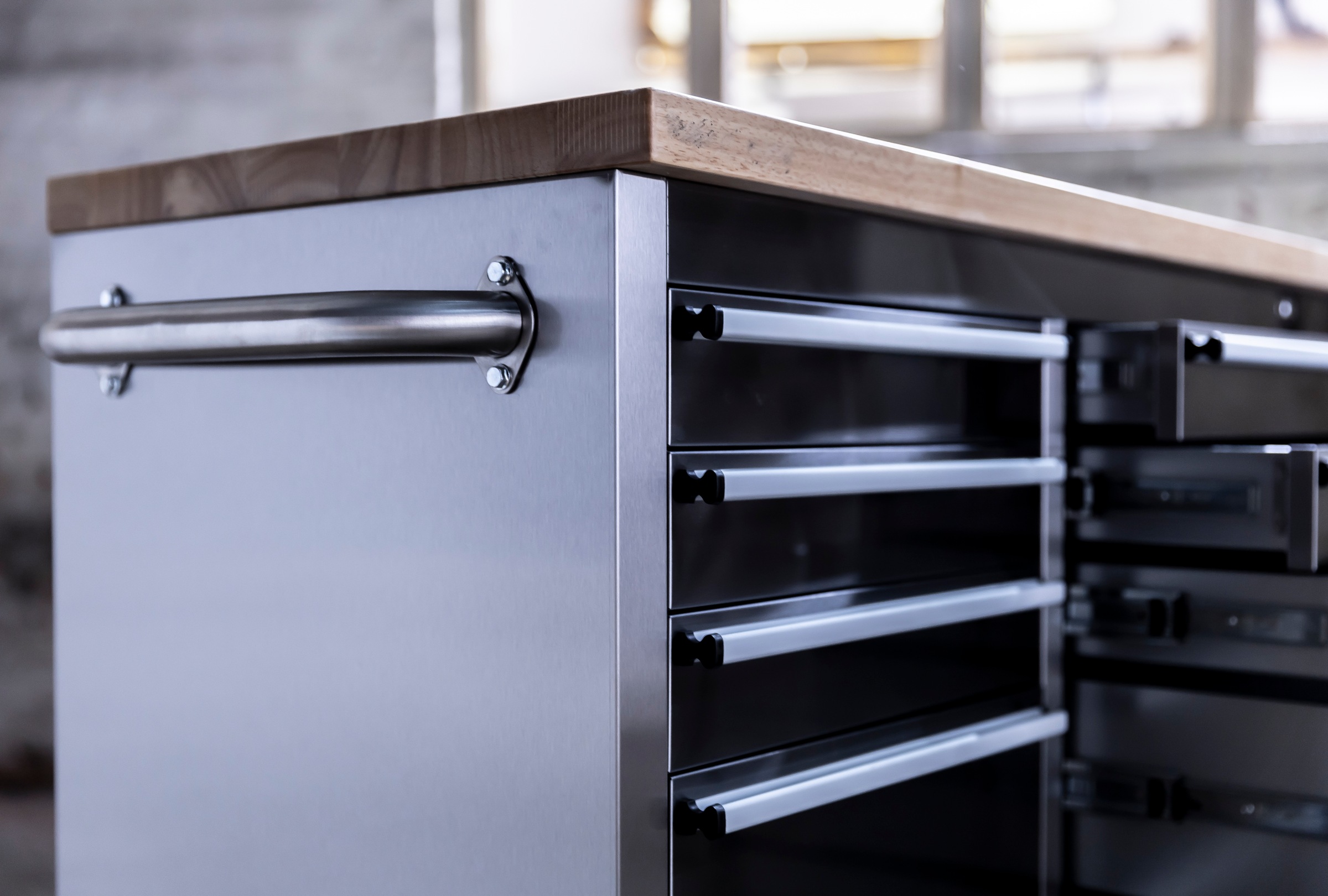 ONDIS24 Werkstattwagen »Werkzeugwagen aus Edelstahl mit 10 Schubladen« fahrbar, kugelgelagerten Schubladen, abschließbar, Massivholzplatte