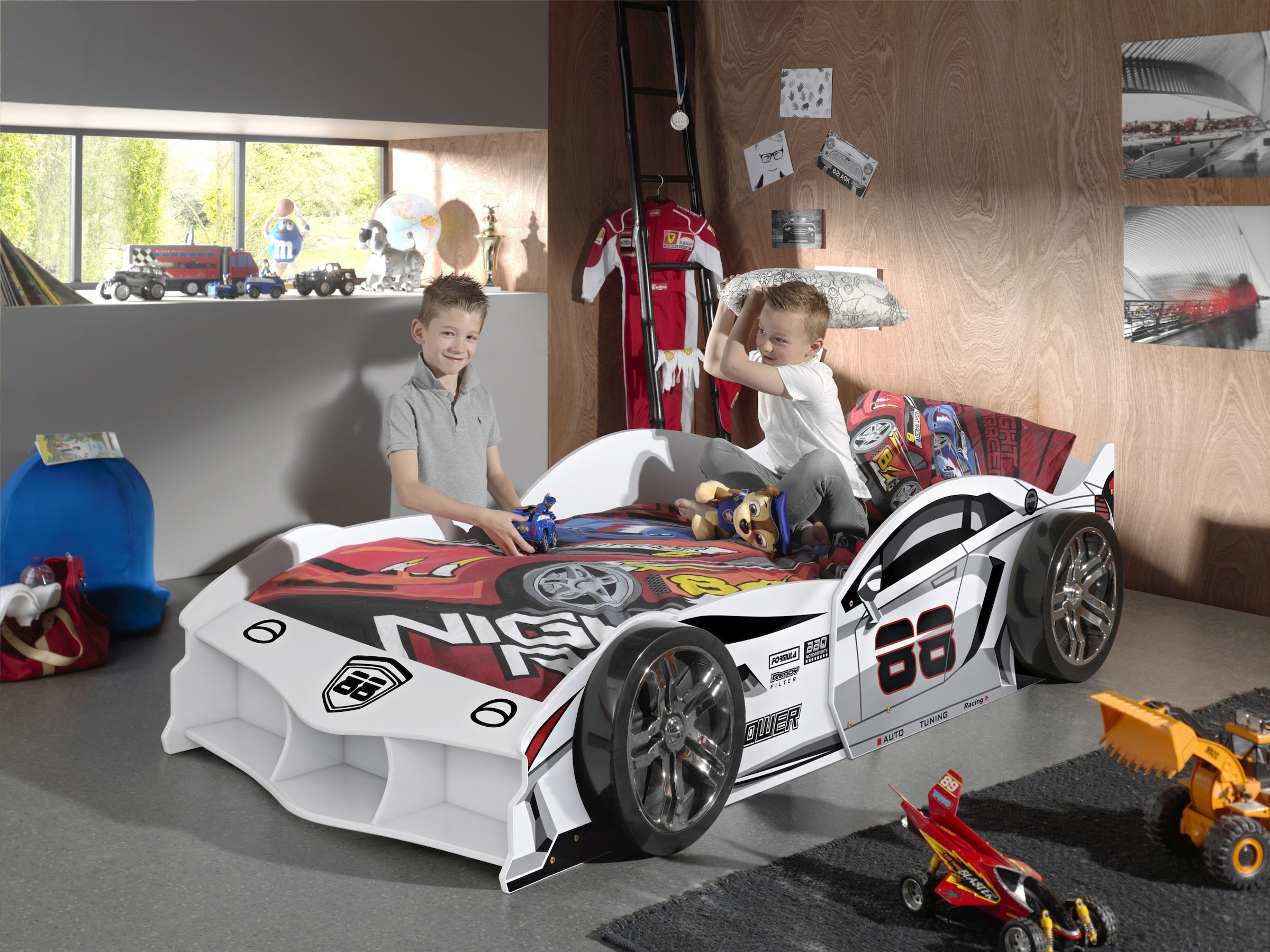 Vipack Autobett »Max 90/200 cm, im Rennwagen-Design, die Show im Kinderzimmer« B/H/T ca.: 229x58x114 cm mit Lattenrost und breiten Rädern,  tolle Felgen-Optik, glänzend lackiert in 2 Farben erhältlich