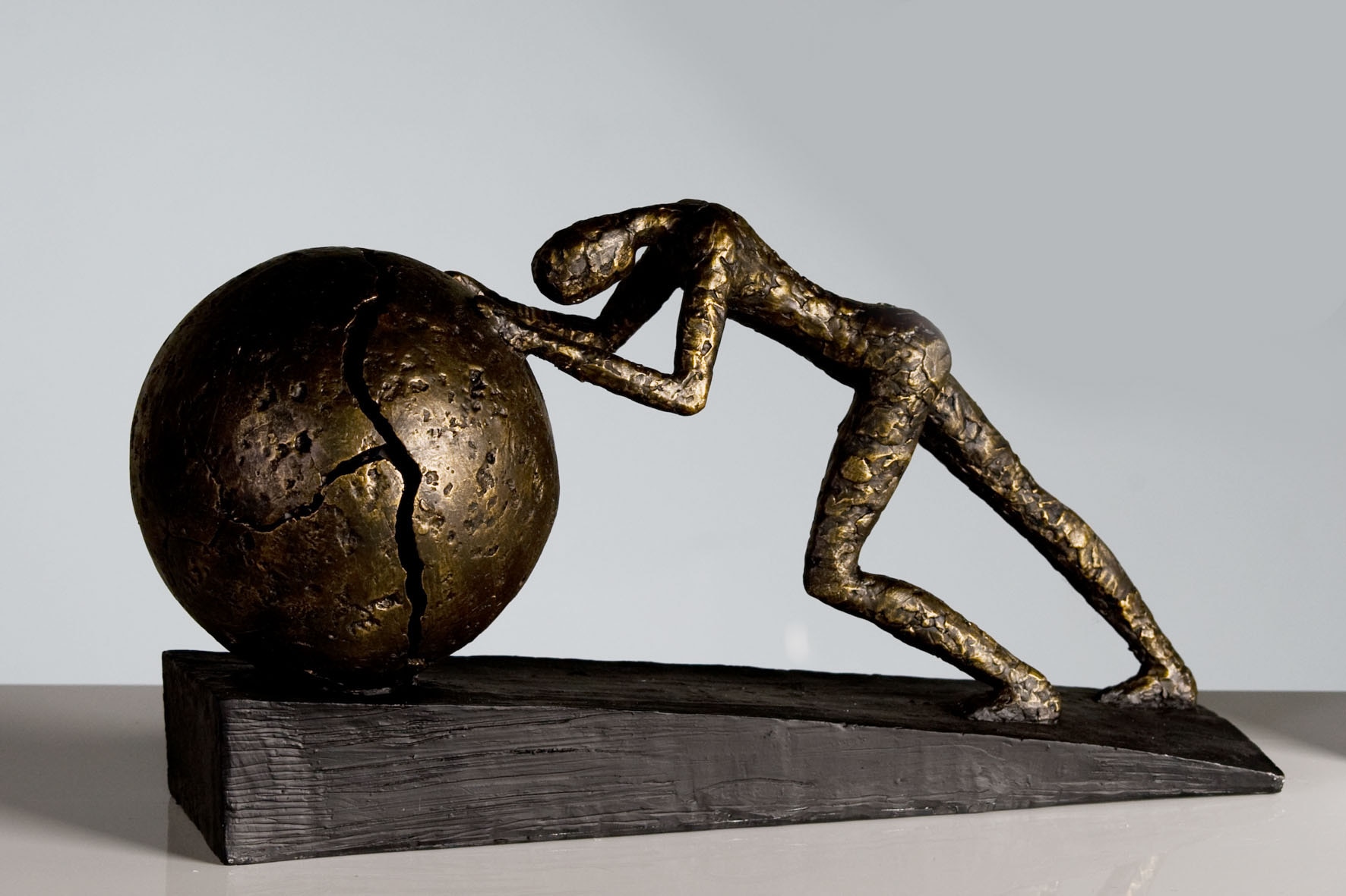 Casablanca by Gilde Dekofigur »Skulptur Heavy Ball«, (1 St.), Dekoobjekt,  Höhe 22 cm, mit Spruchanhänger, Wohnzimmer auf Raten kaufen