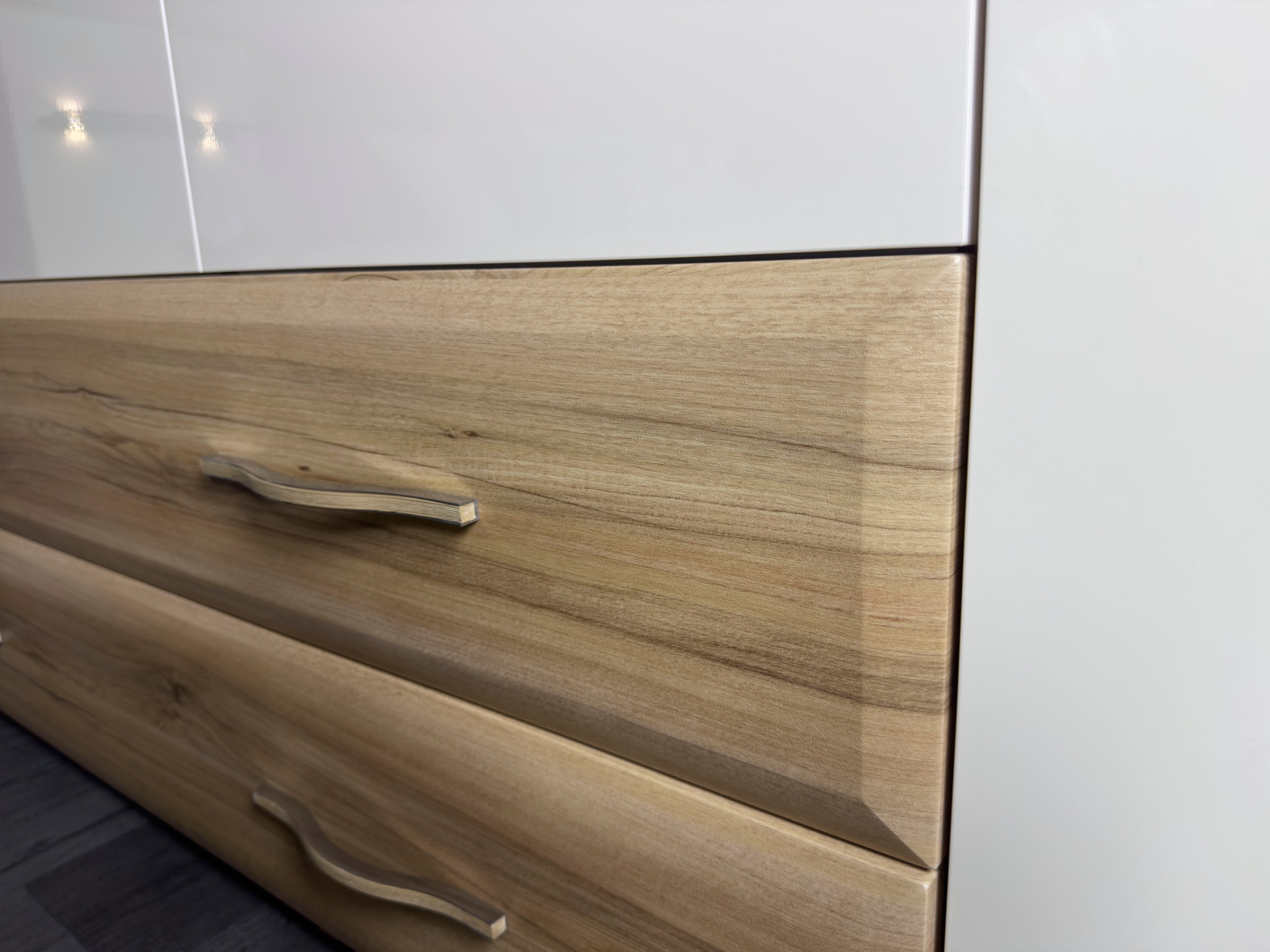 Home affaire Kleiderschrank »Gala, beige hochglänzend UV lackiert, kratzfest, FSC-zertifiziert«, (abgerundete Schubladen aus MDF im Holzdekor, soft-close), mit Beleuchtung und Passpartourahmen, hoher Schrank (224cm), 4 Breiten