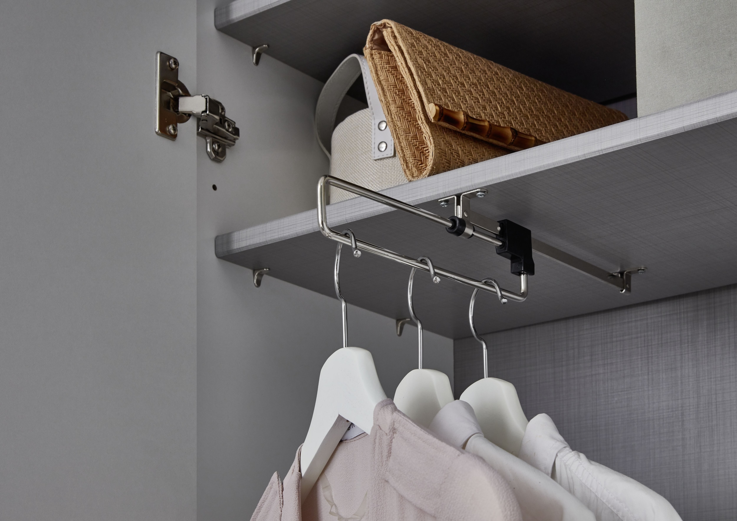 Wimex Kleiderschrank »Mugano, in 5 Breiten und 2 Höhen, Made in Germany«, (in Basic oder Premium Ausstattung mit 2 weiteren Einlegeböden), mit langen Griffstangen aus Metall, wahlweise mit oder ohne Spiegel