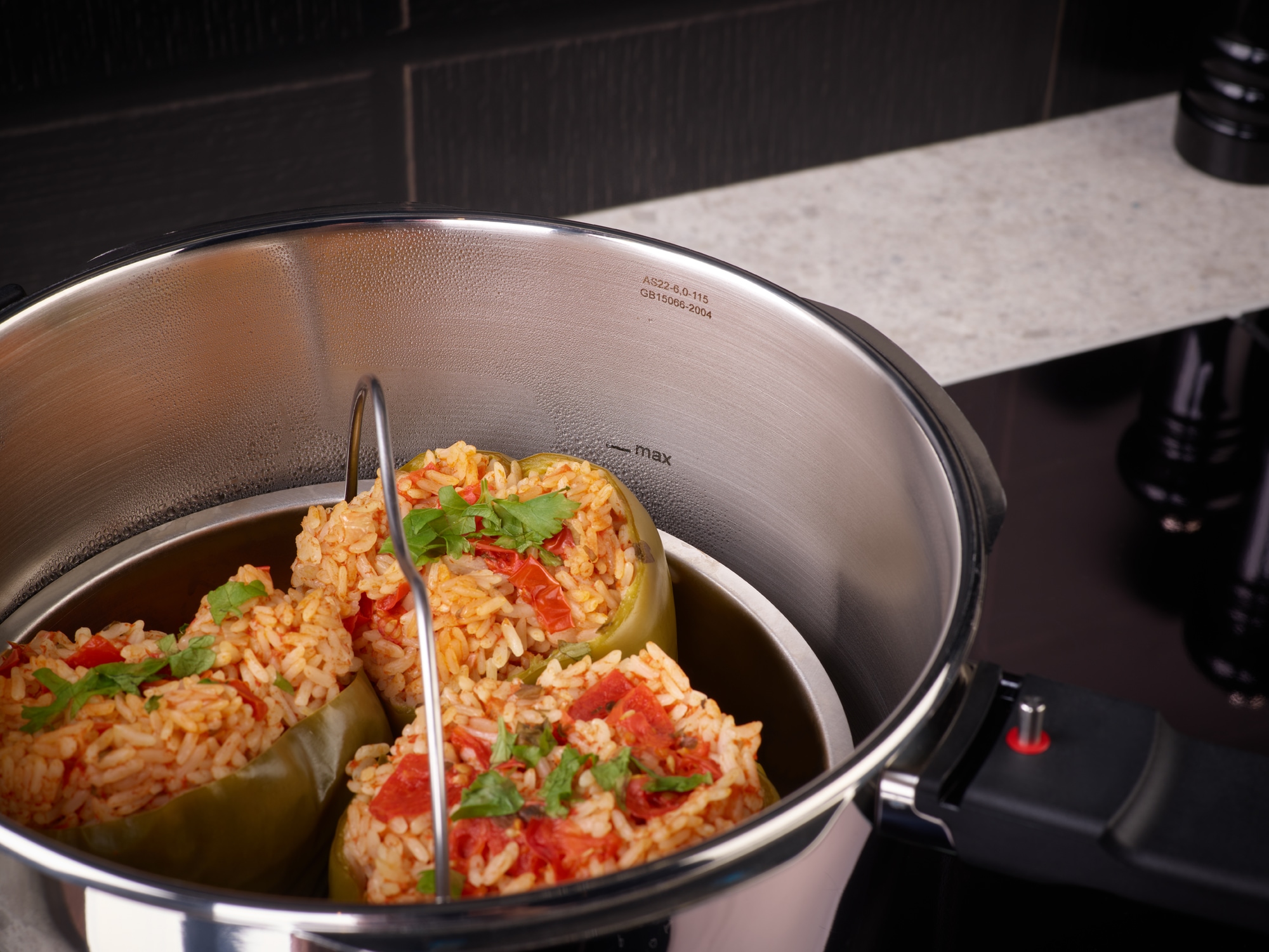 Fissler Schnellkochtopf »Vitaquick® Edition«, Edelstahl 18/10, (Set, 2 tlg., Schnellkochtopf 4,5 oder 6 Liter mit Deckel und Dünsteinsatz), Made in Germany, mit gelochtem Einsatz
