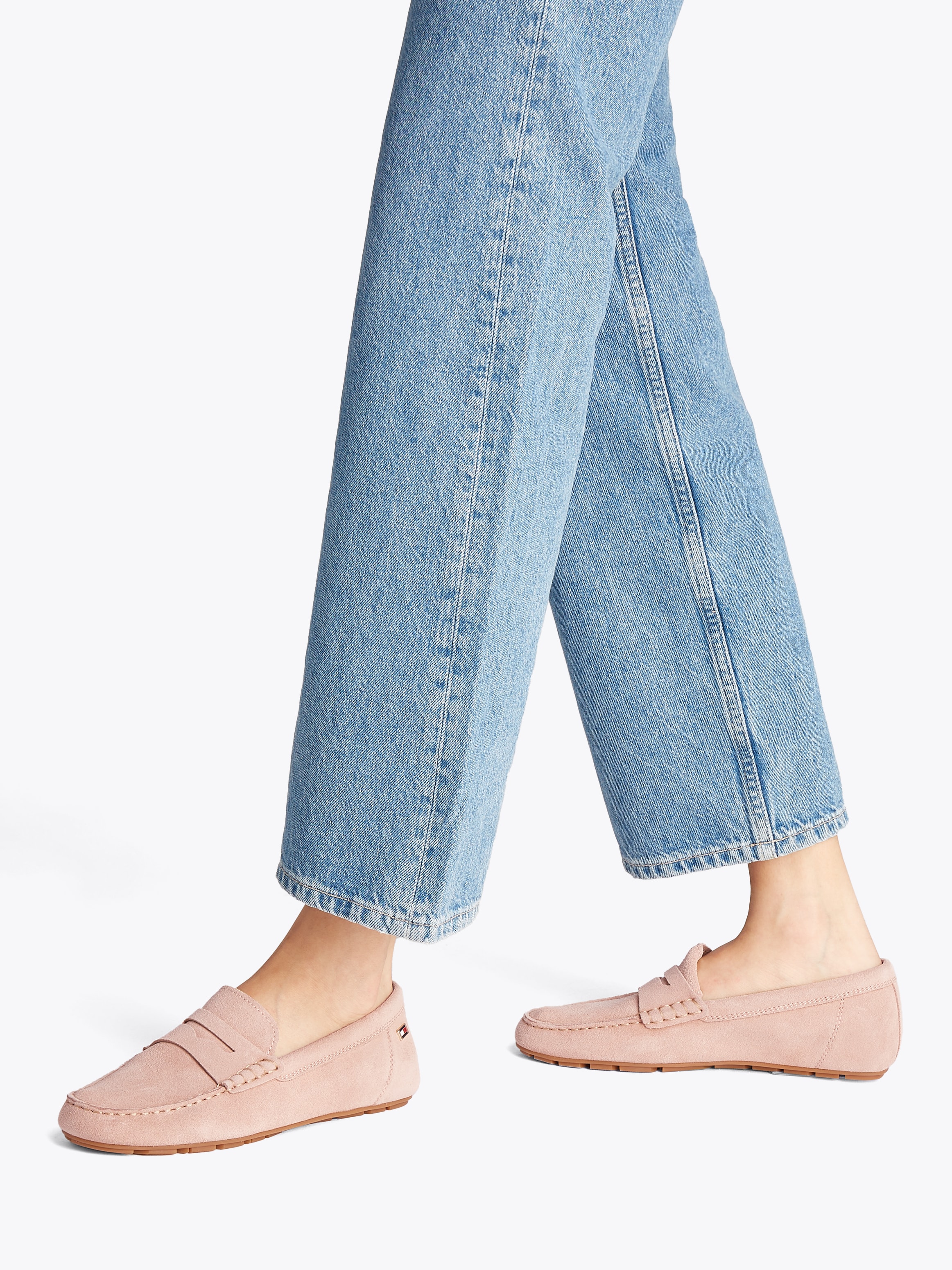 Tommy Hilfiger Slipper »FLAG SOFT SUEDE DRIVER LOAFER«, Schlupfschuh, Bequemschuh, Mokassin, Flats mit modischen Zierriegel