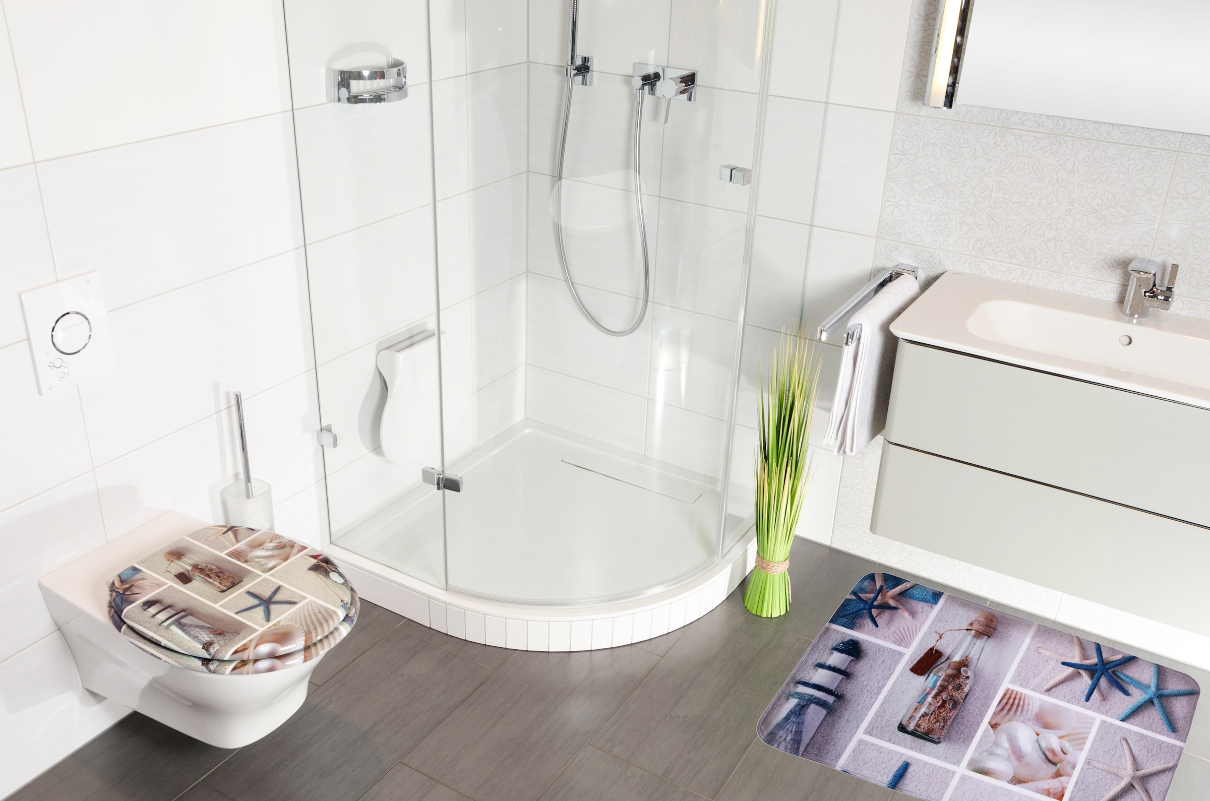 Sanilo Badaccessoire-Set »Meeresbrise«, (Komplett-Set, 3 tlg.), bestehend aus WC-Sitz, Badteppich und Waschbeckenstöpsel