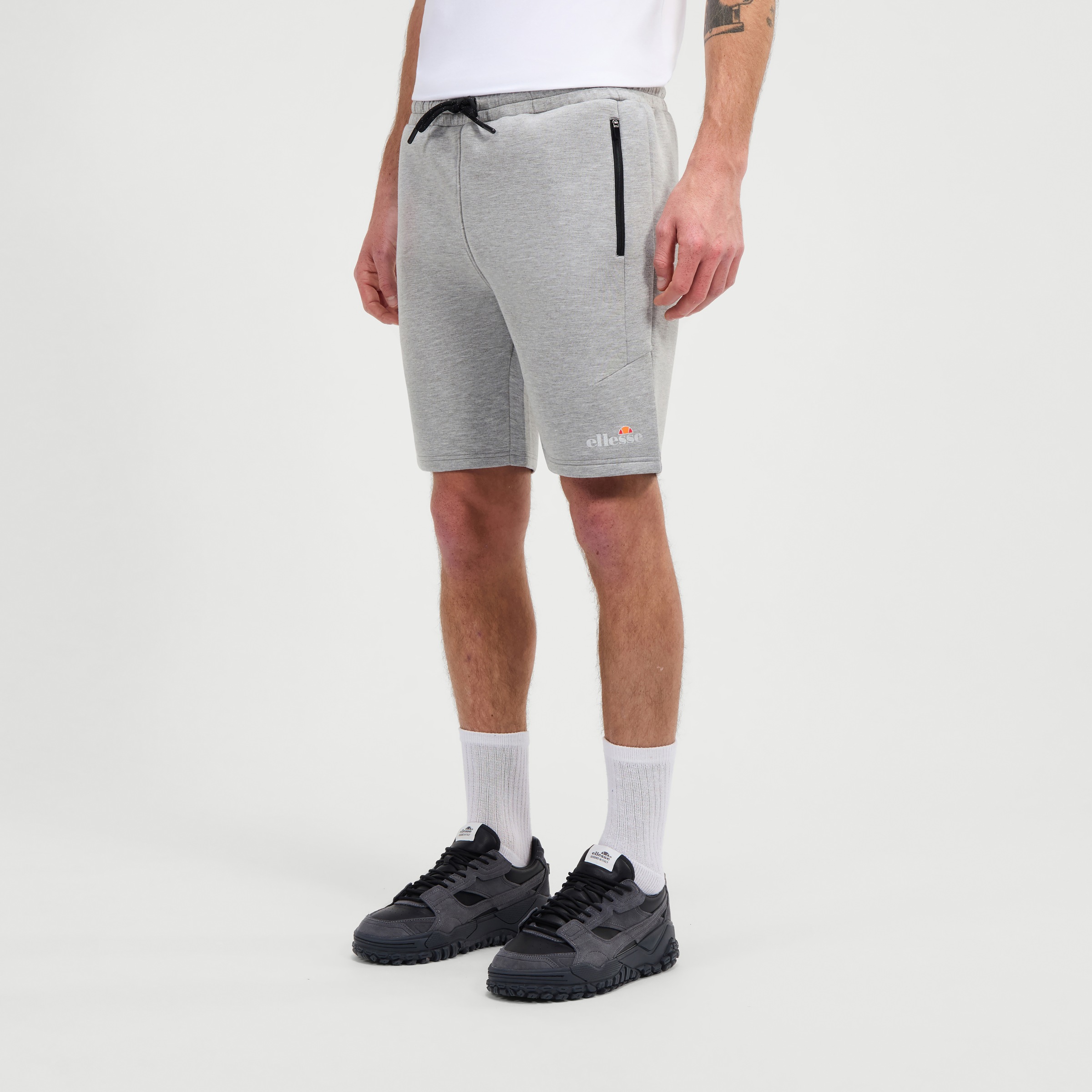 Ellesse Sweatshorts »GIALARNO SHORT«  mit Reißverschlusstaschen, atmungsaktiv, pflegeleicht, gerade Beinform