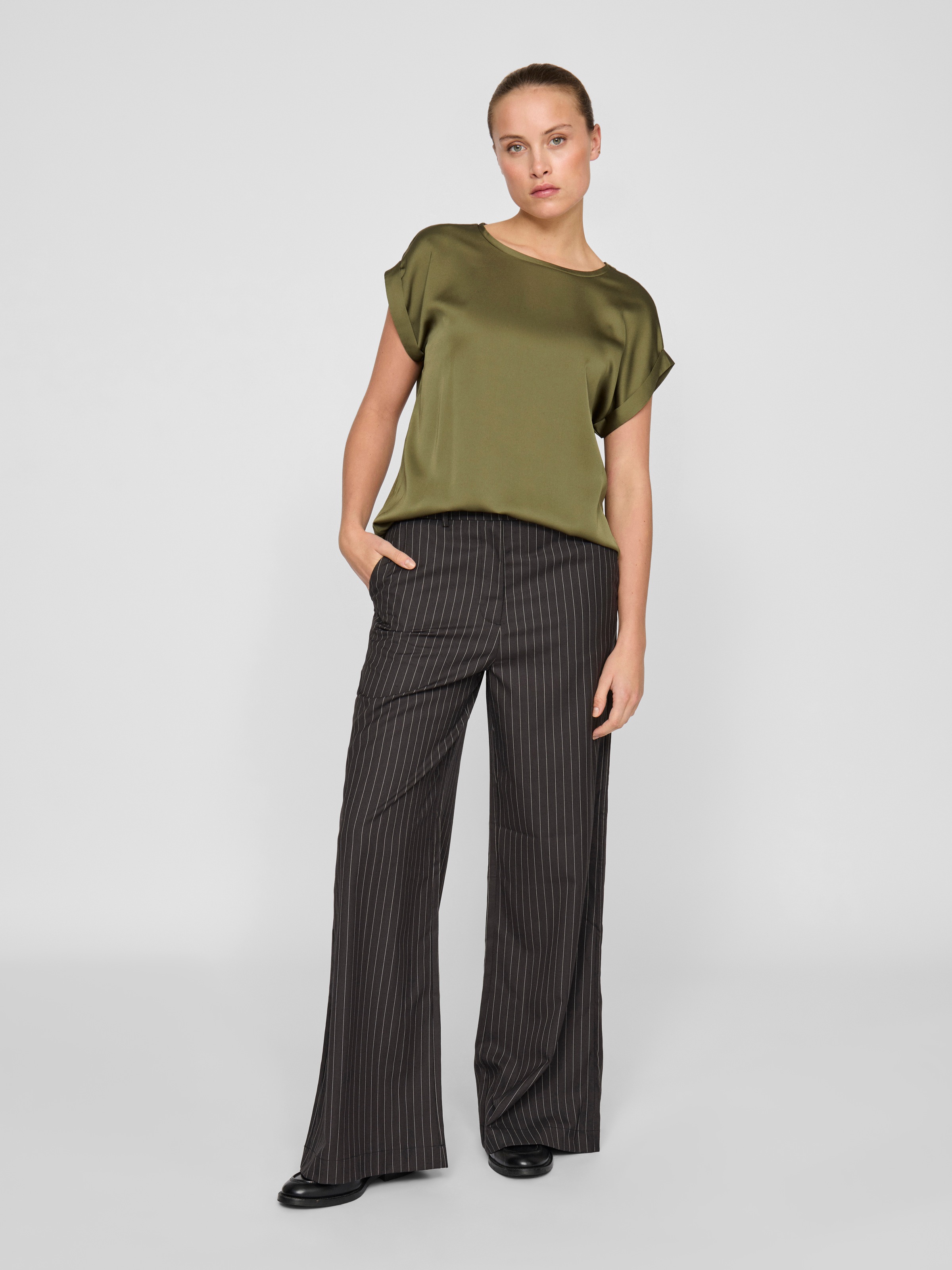 Vila Kurzarmshirt »VIELLETTE S/S SATIN TOP - NOOS«, Satin Optik