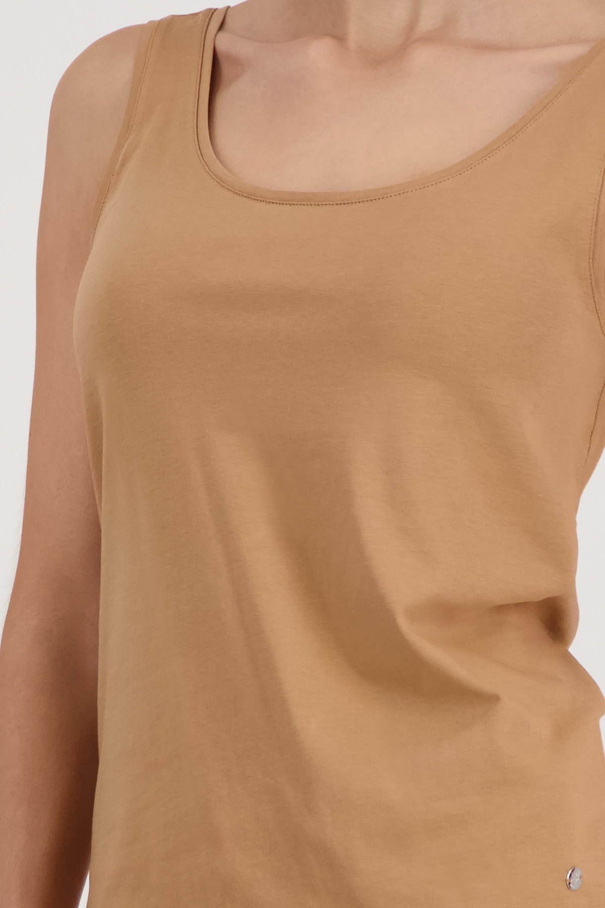 Monari Tanktop »Top Basic« Körpernahe Passform mit tiefem Rundhalsausschnitt