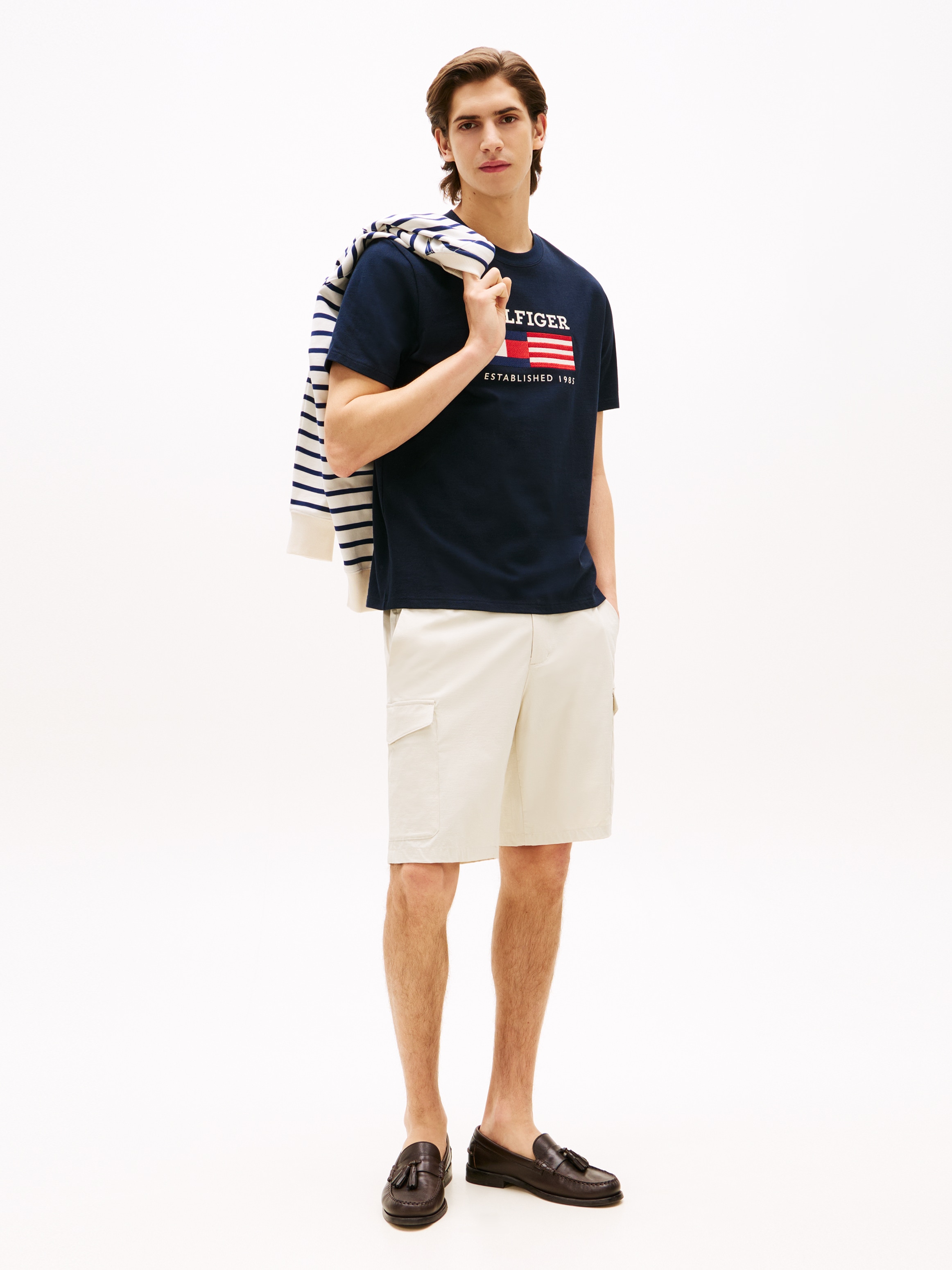 Tommy Hilfiger T-Shirt »AMERICANA MONOTYPE FLAG BOX TEE«, Mit markanter Stickerei