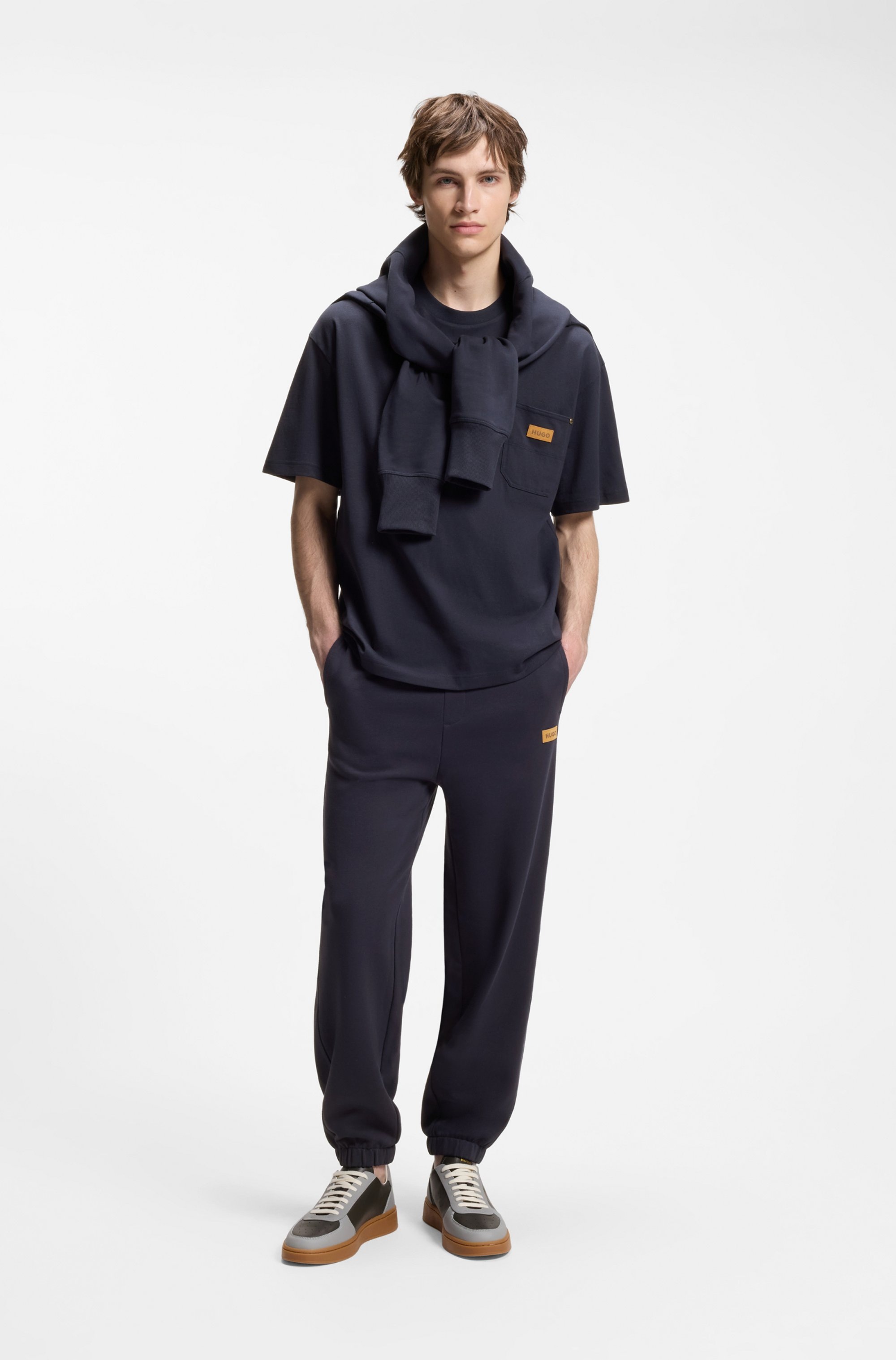 HUGO T-Shirt »Nevado« Brusttasche, reine Baumwolle, Logo?Badge aus Veloursleder