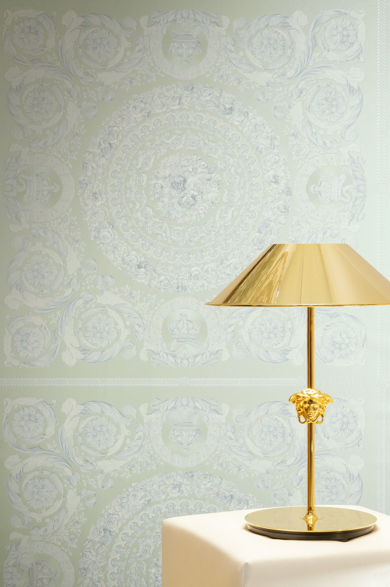 Versace Vliestapete »Versace 6 Heritage –« 3D-Optik | Barock | Motiv geprägt Opulentes Medaillon-Design mit Glanz & fein strukturierter Oberfläche