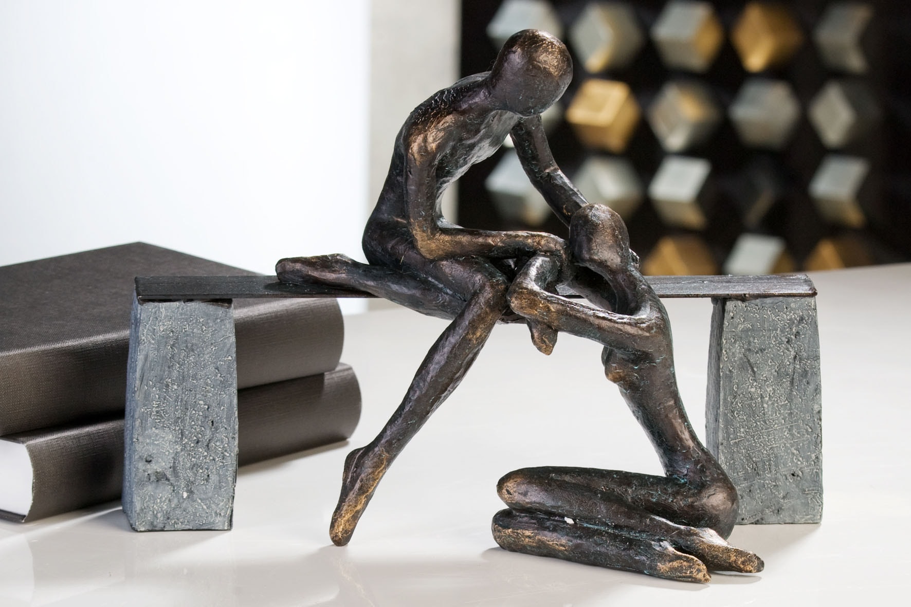 Casablanca by Gilde Dekofigur »Skulptur Freundschaft«, (1 St.), Dekoobjekt,  Höhe 22 cm, mit Spruchanhänger, Wohnzimmer online kaufen