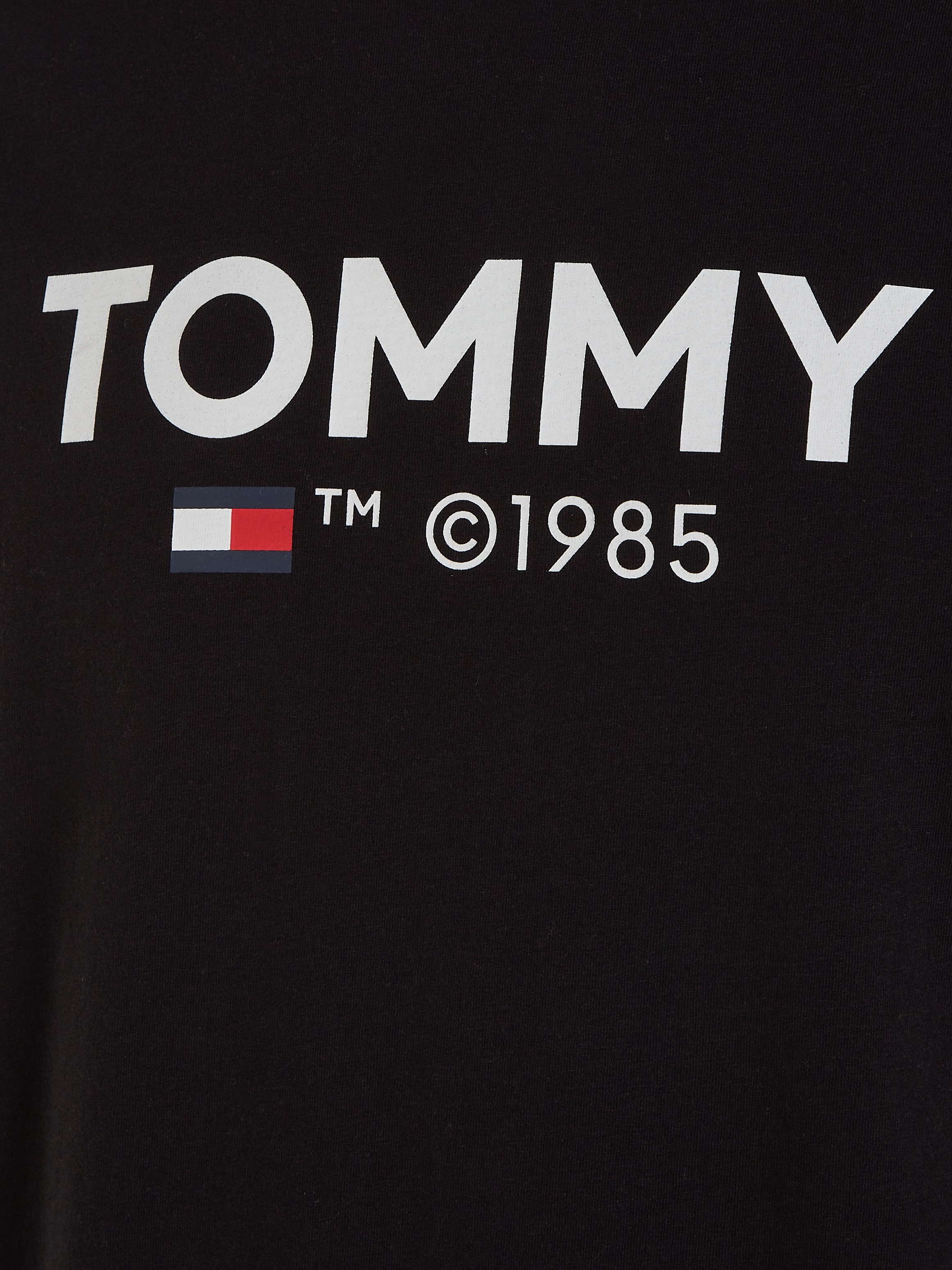 »TJM auf T-Shirt ESSENTIAL Tommy TOMMY bei Tommy großem der SLIM Druck TEE«, online Jeans Brust mit