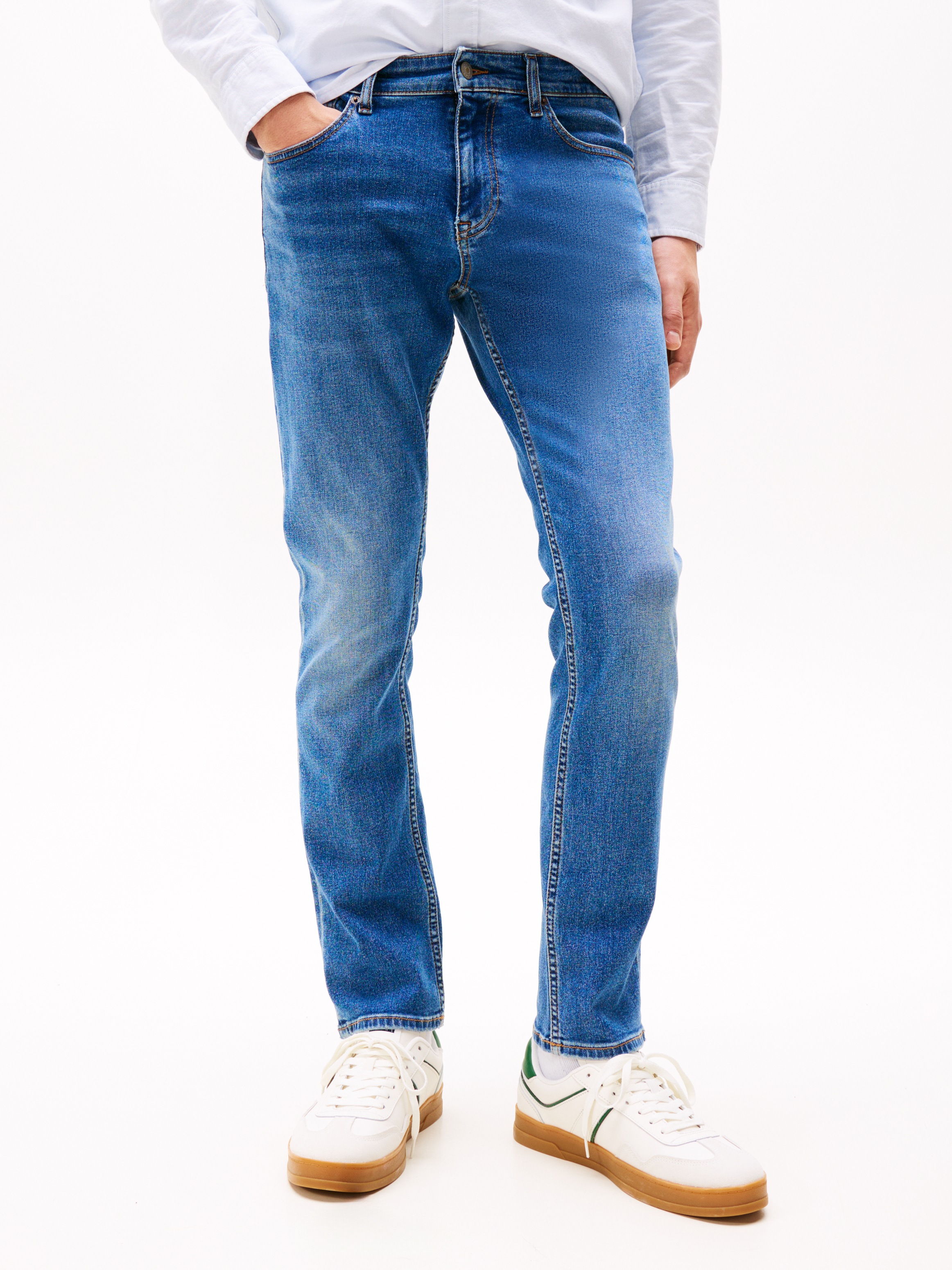Tommy Jeans Gerade Jeans »Scanton Slim«, Mit Markenlabel aus Leder hinten