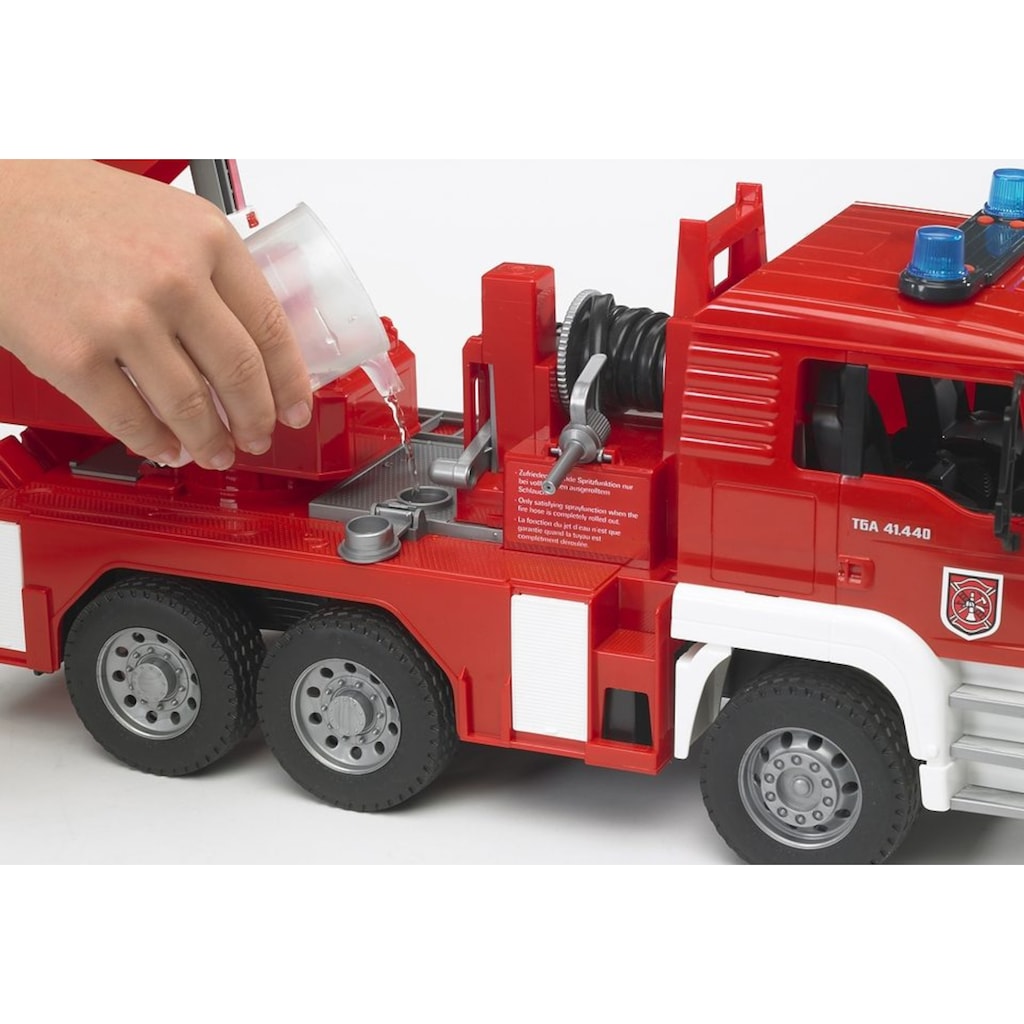 Bruder® Spielzeug-Feuerwehr »MAN Feuerwehrauto mit Drehleiter und Wasserpumpe«, mit Licht & Sound