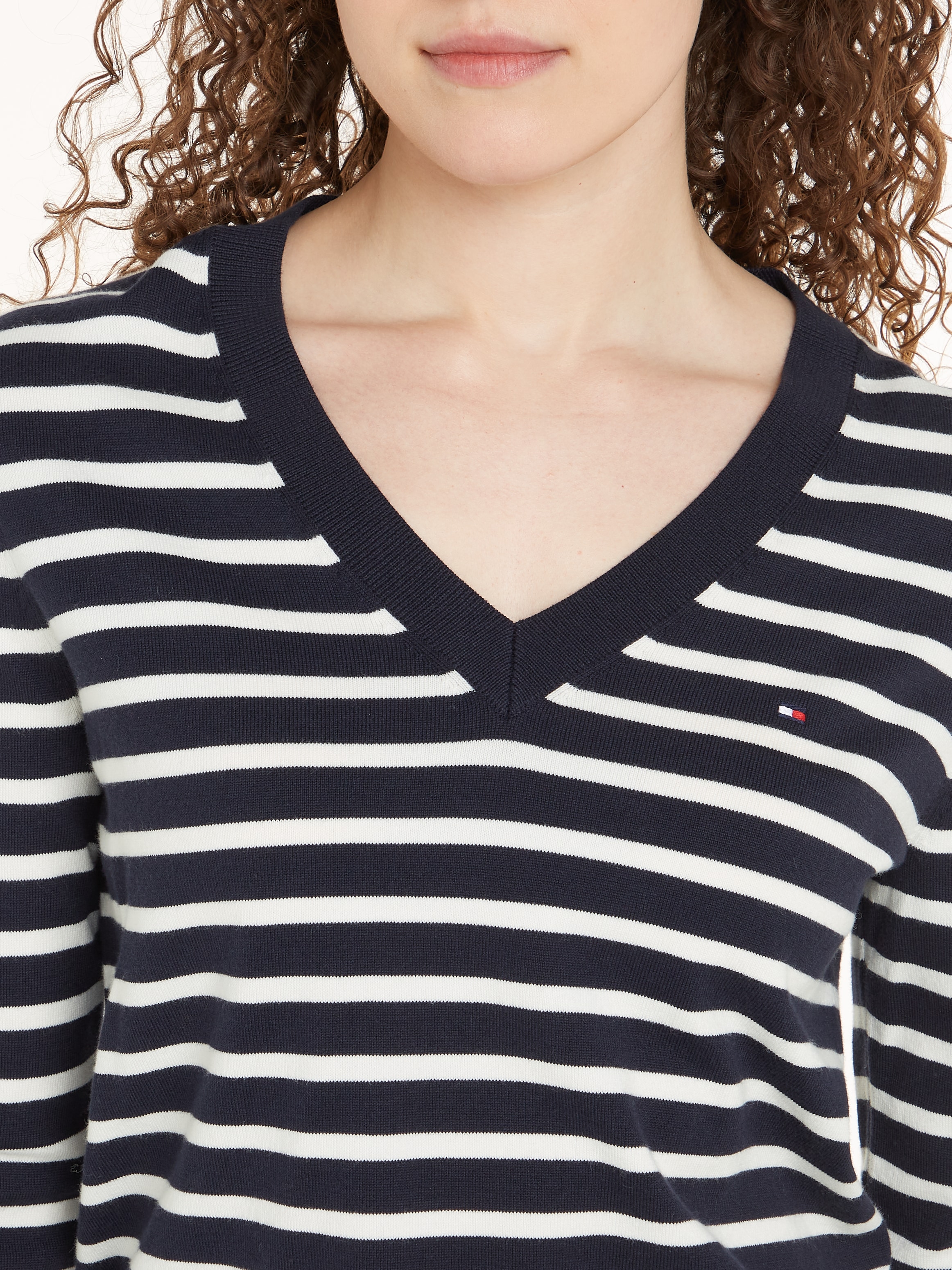 Tommy Hilfiger V-Ausschnitt-Pullover, mit Logo-Stickerei