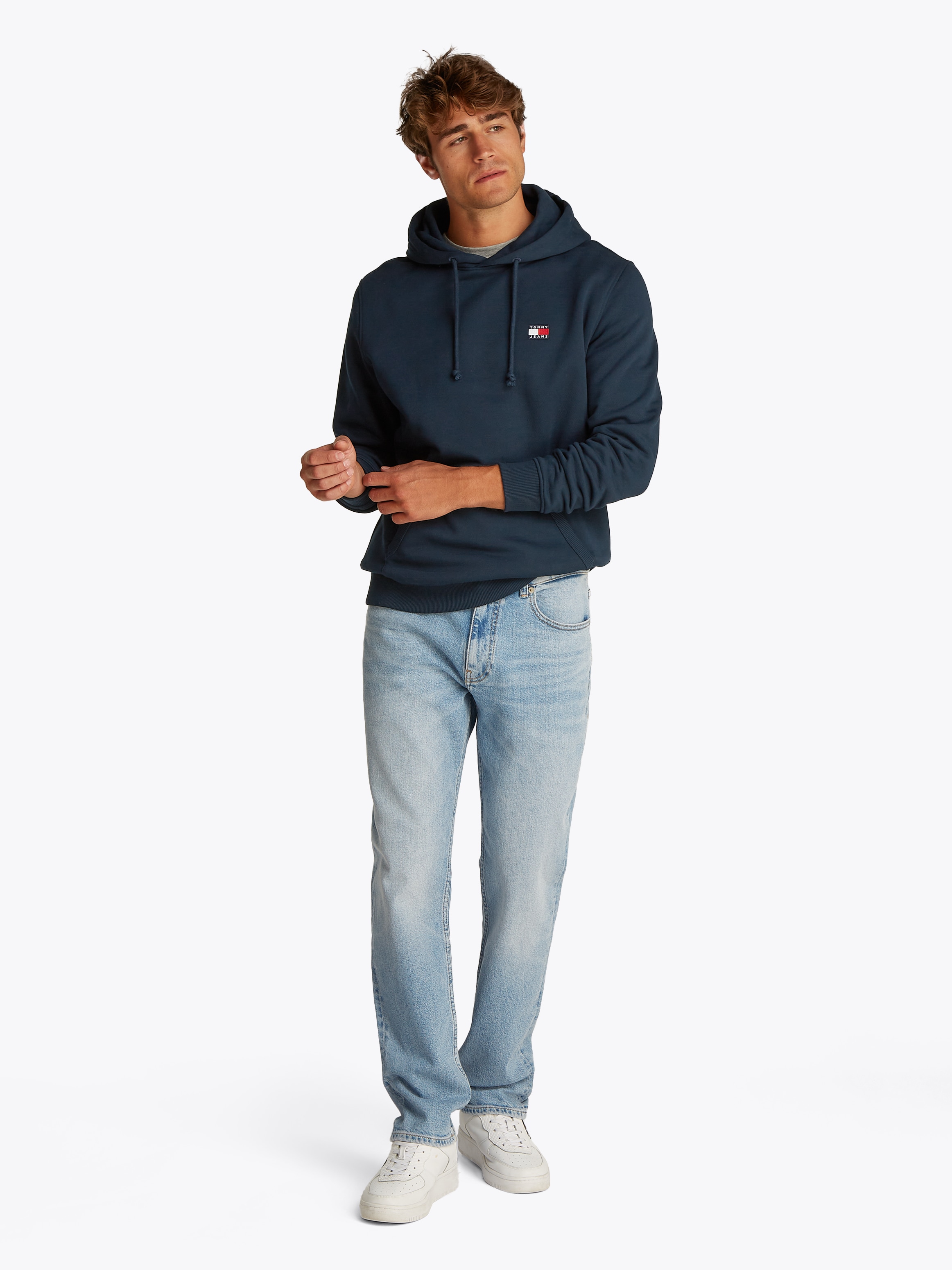 Tommy Jeans Hoodie »TJM REG BADGE HOODIE EXT«, Mit Rundhalsausschnitt