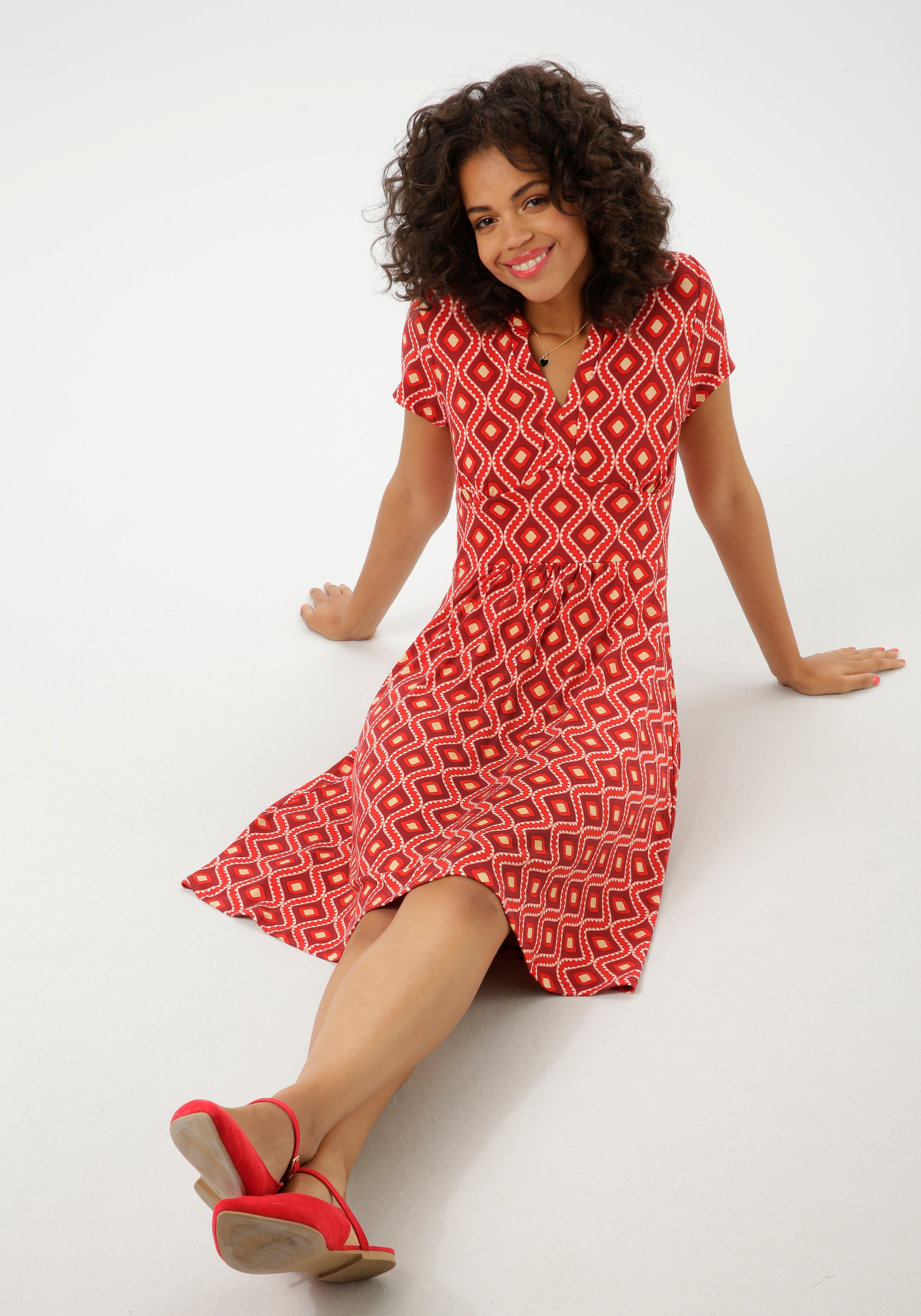 Aniston CASUAL Sommerkleid, mit farbharmonischem Retro-Druck