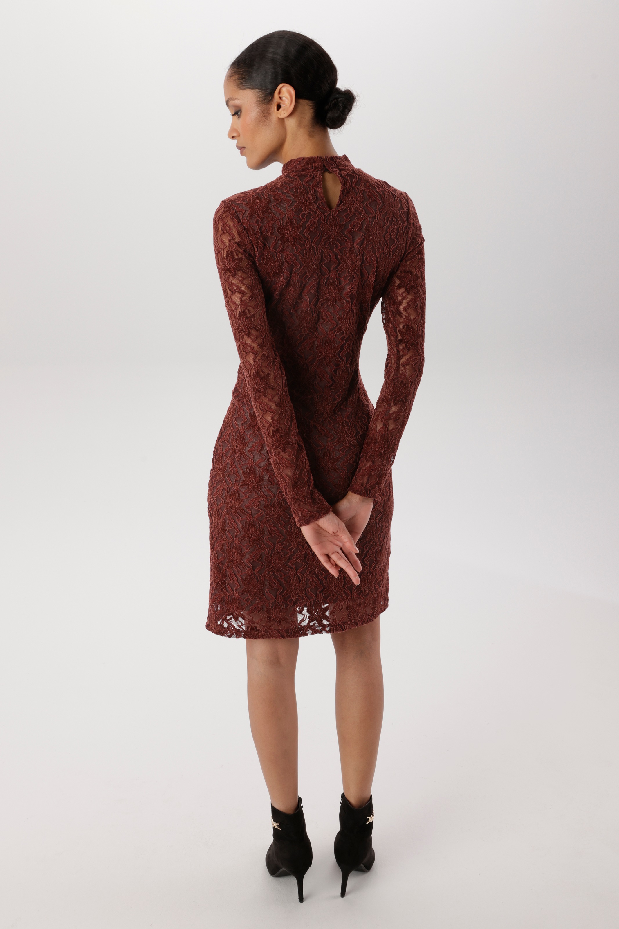 Aniston SELECTED Spitzenkleid mit transparenten Ärmeln - NEUE KOLLEKTION