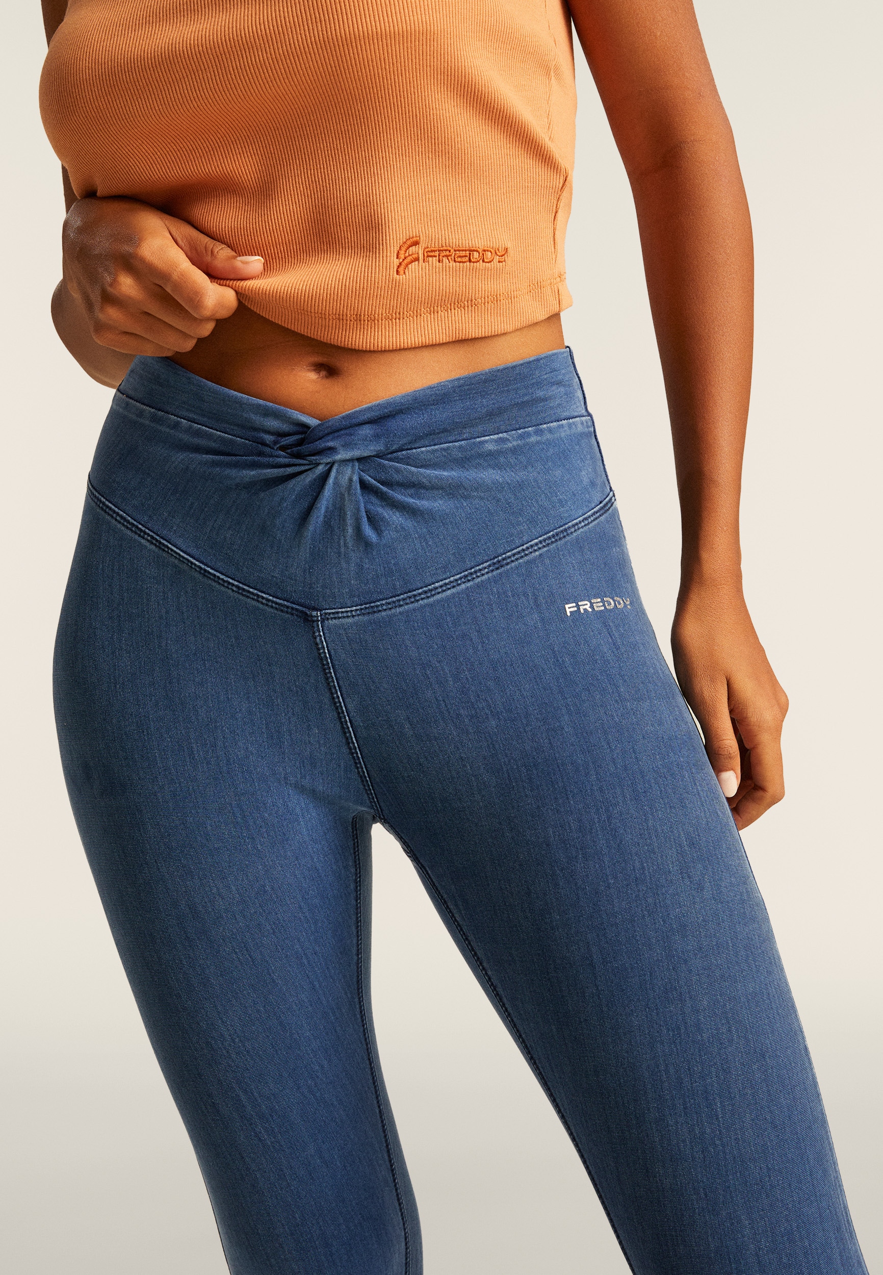 Freddy 7/8-Hose »NOW YOGA CORE SUPERSKINNY 7/8«, in 7/8-Länge, mit Knotendetail am Bund