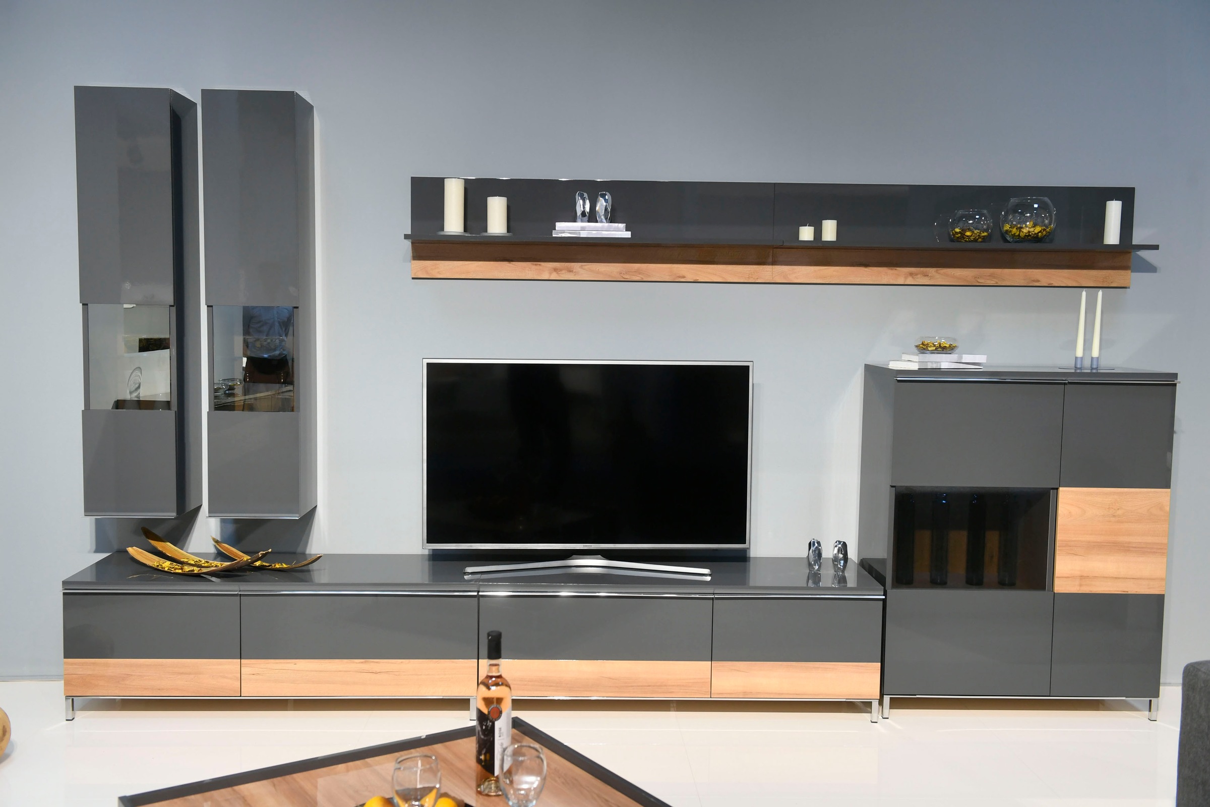 Places of Style Lowboard »Onyx«, Kommode mit Soft-Close-Funktion, in zwei Breiten, Fernsehtisch