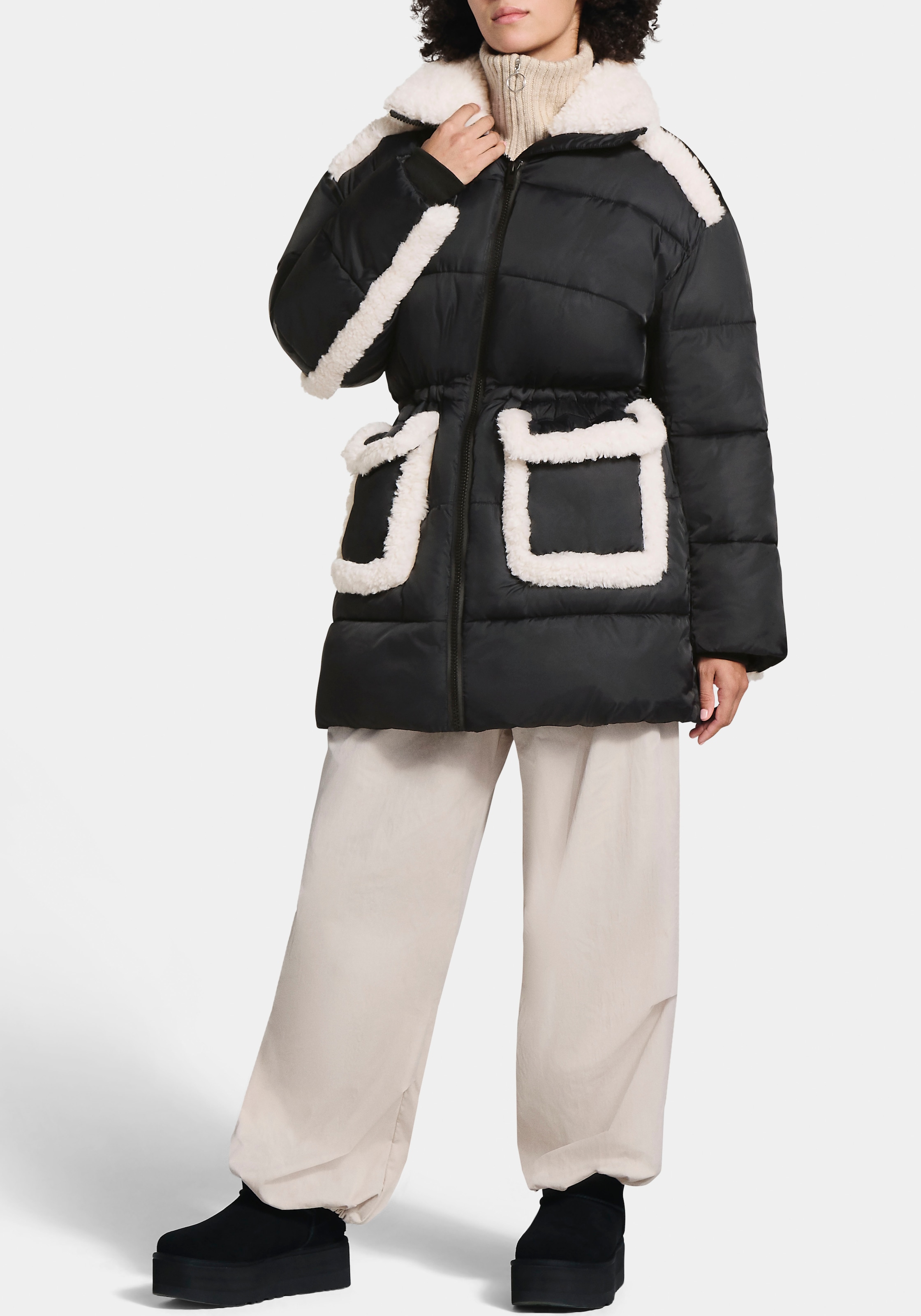 UGG Steppmantel »W AMAL PLUSHSEAM PUFFER COAT«, mit Plüschapplikationen