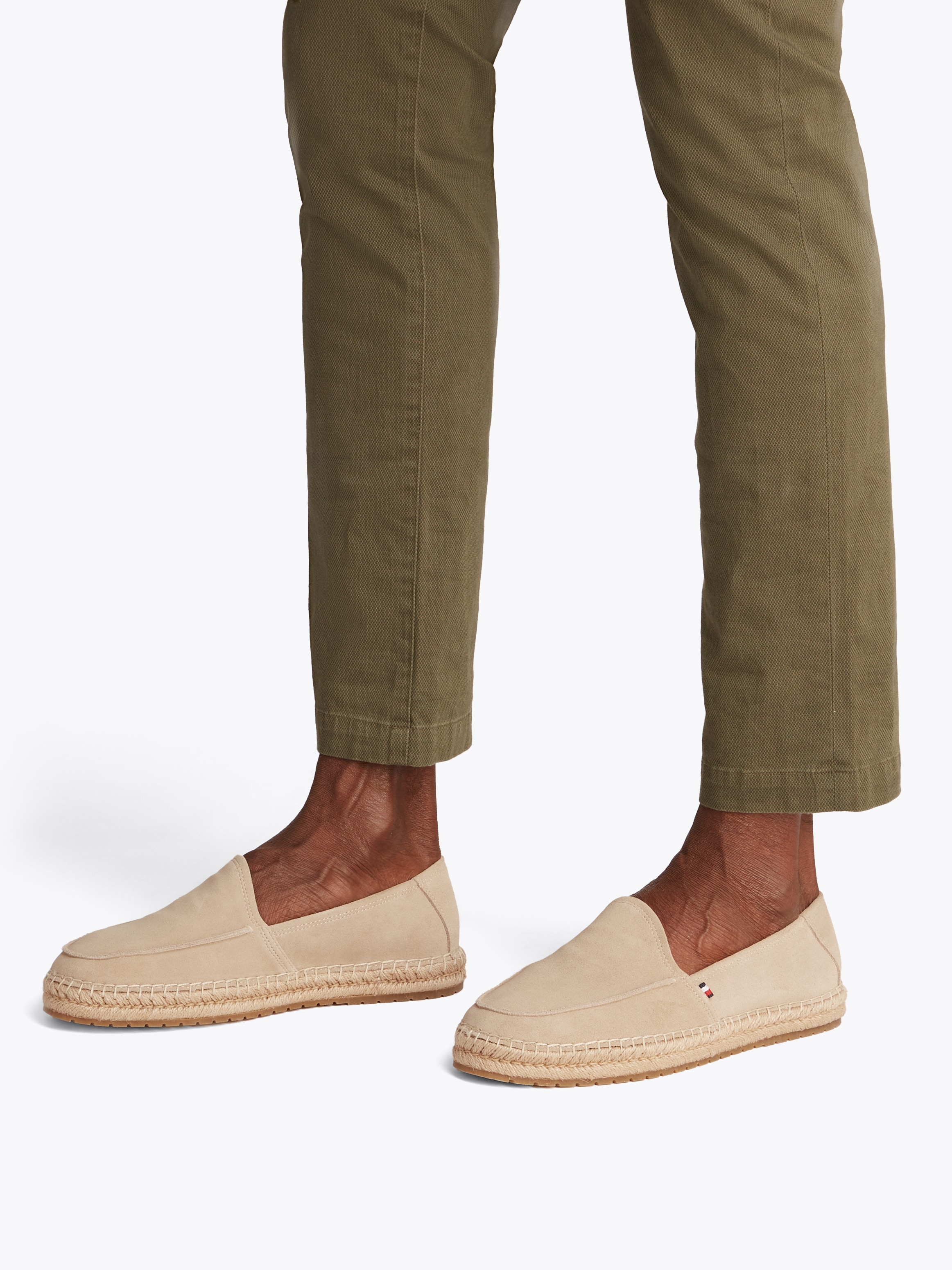 Tommy Hilfiger Espadrille »HILFIGER FLEX ESPA SUEDE LOAFER«, Sommerschuh, Schlupfschuh, Slipper mit Bastbezug am Plateau