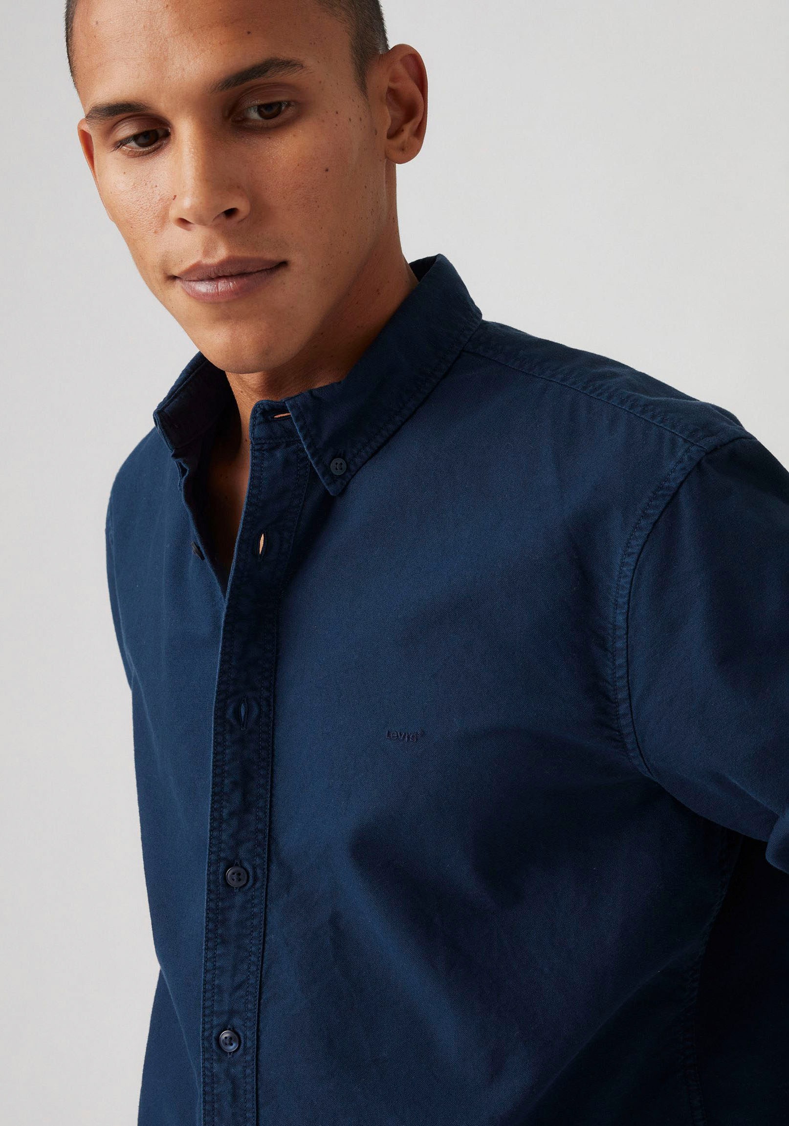 Levi's® Langarmhemd »AUTHENTIC BUTTON DOWN«, mit Ton-in-Ton Logostickerei auf der Brust