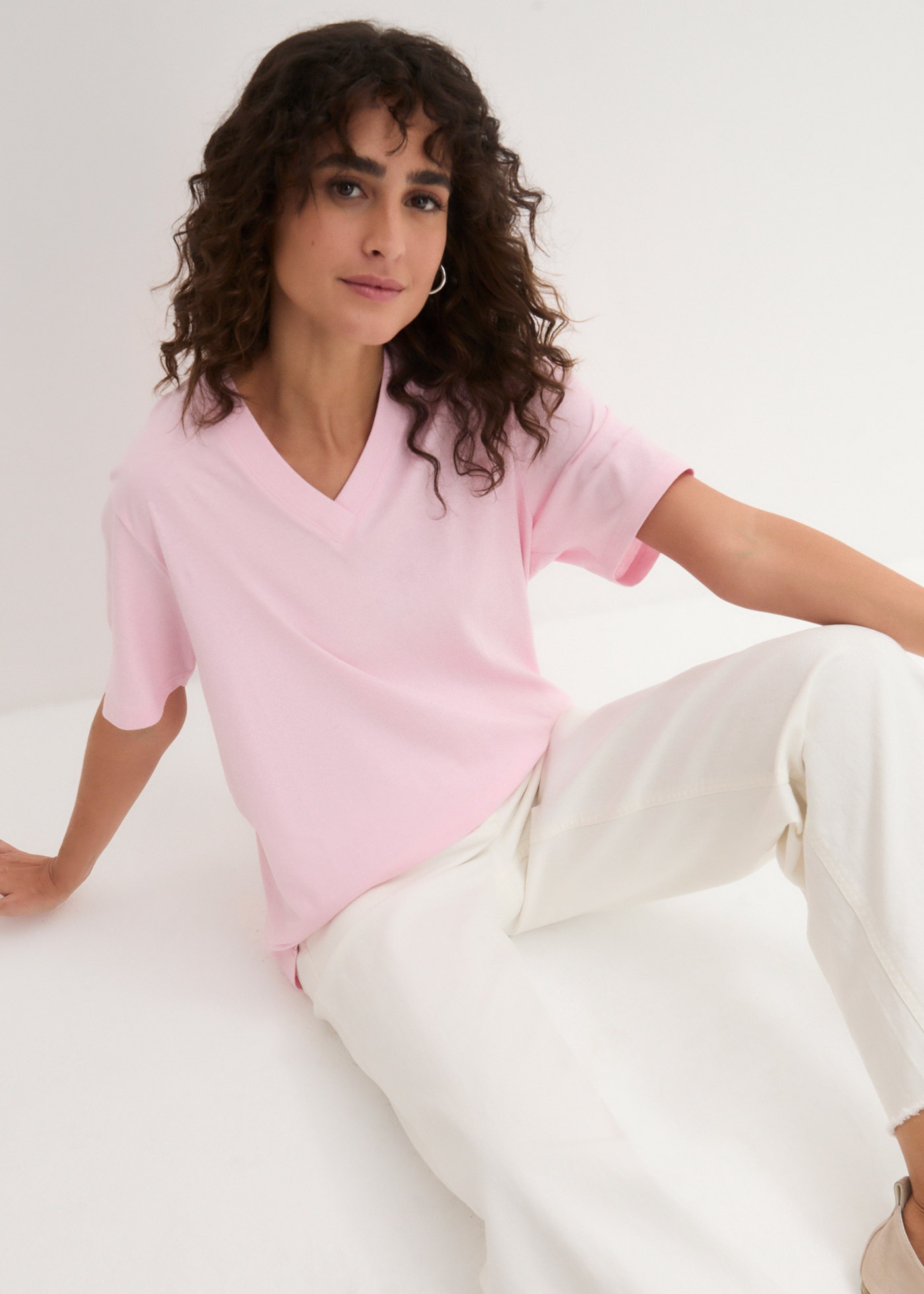 bonprix Longshirt »Weites Long-Shirt mit V-Ausschnitt, Kurzarm (5er Pack)« Packung, 5 tlg. lockere Passform, Kurzarm, mit V-Ausschnitt, unifarben