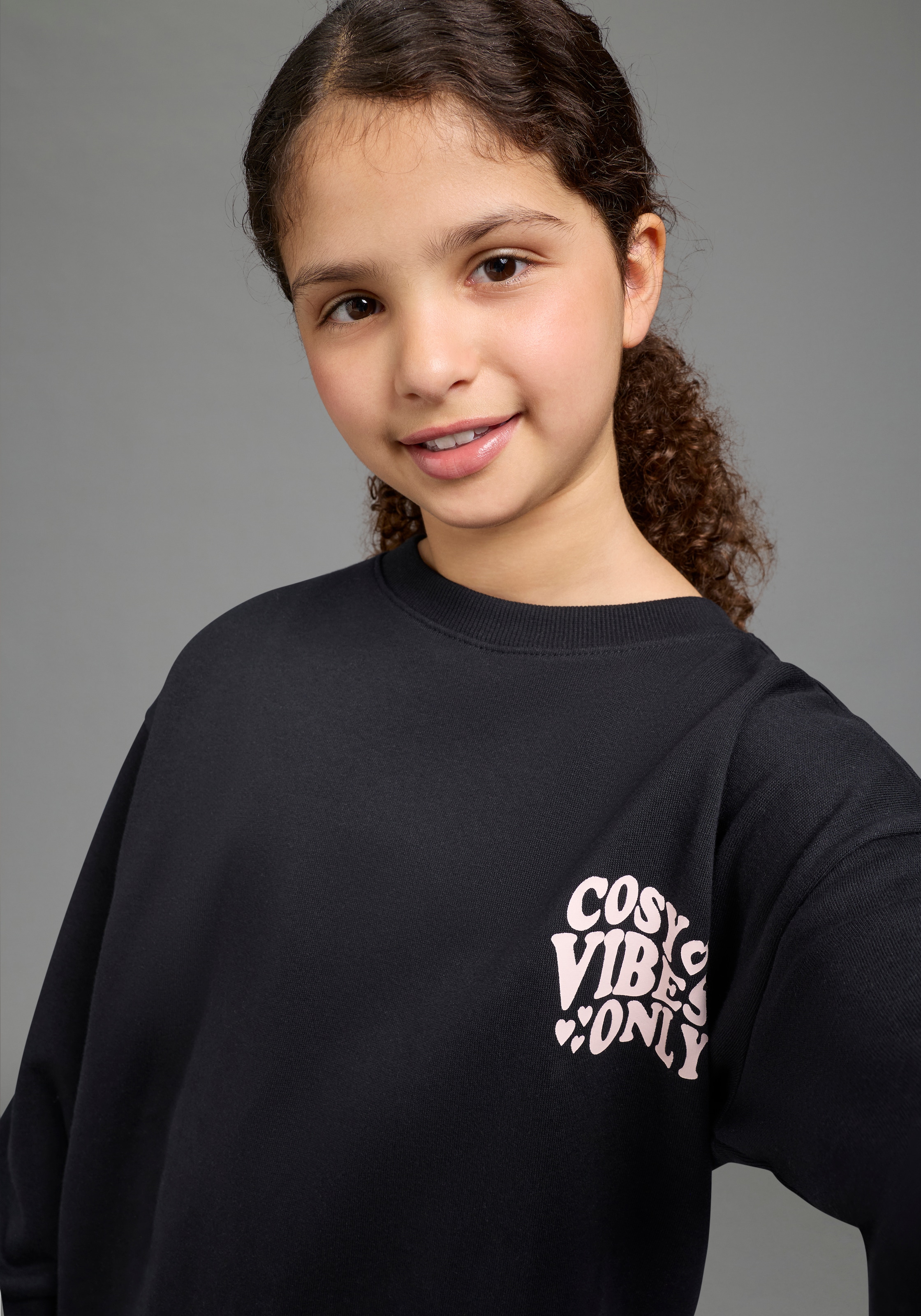 KIDSWORLD Sweatshirt »Rückenprint Sweatshirt in lockerer Form«, Weites Sweatshirt mir Front- und Rückendruck in bequemer Form
