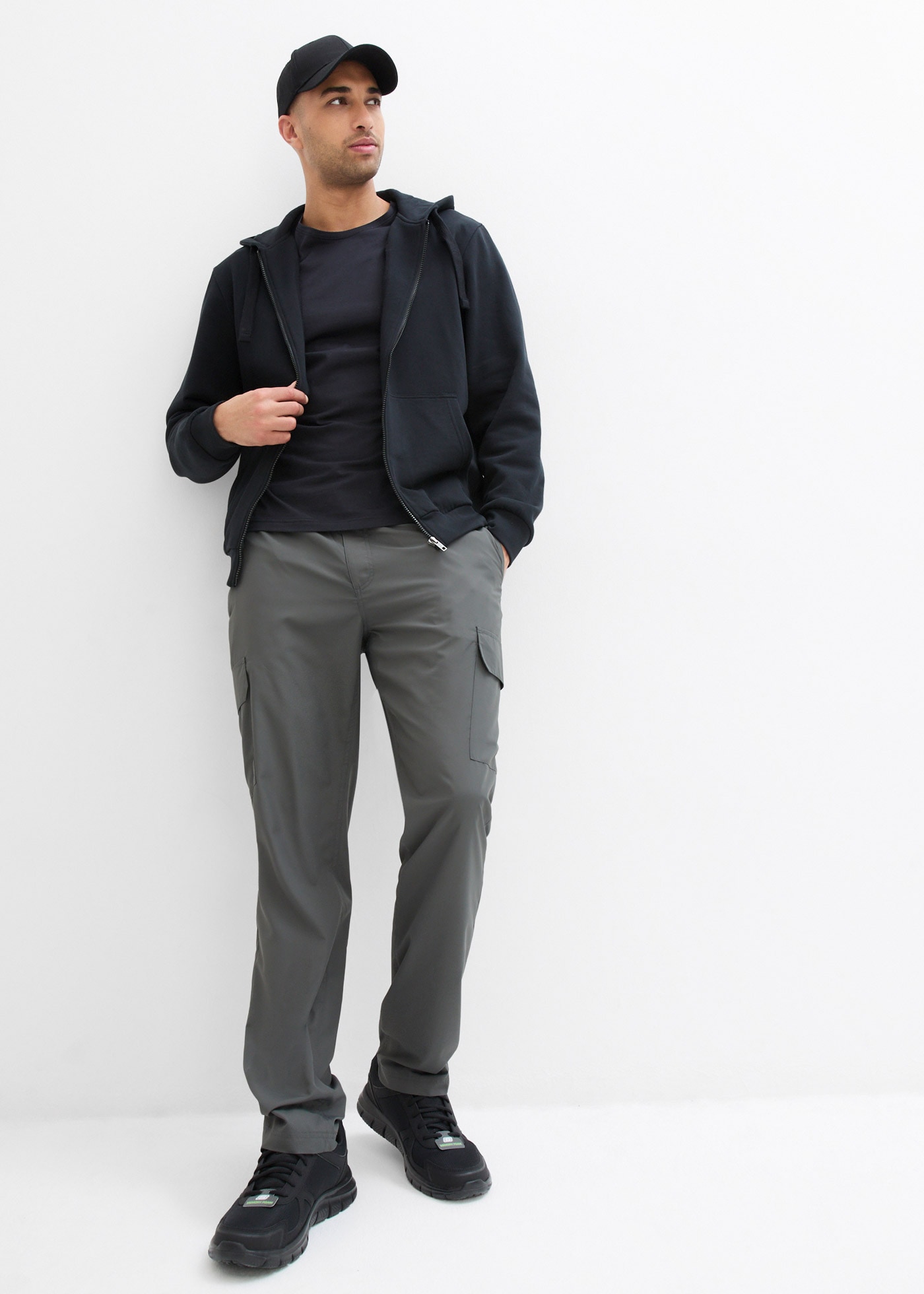 bonprix Kapuzensweatjacke »Kapuzen-Sweatjacke mit Reißverschluss« mit Kapuze, mit Reißverschluss, mit Kängurutaschen, Regular Fit