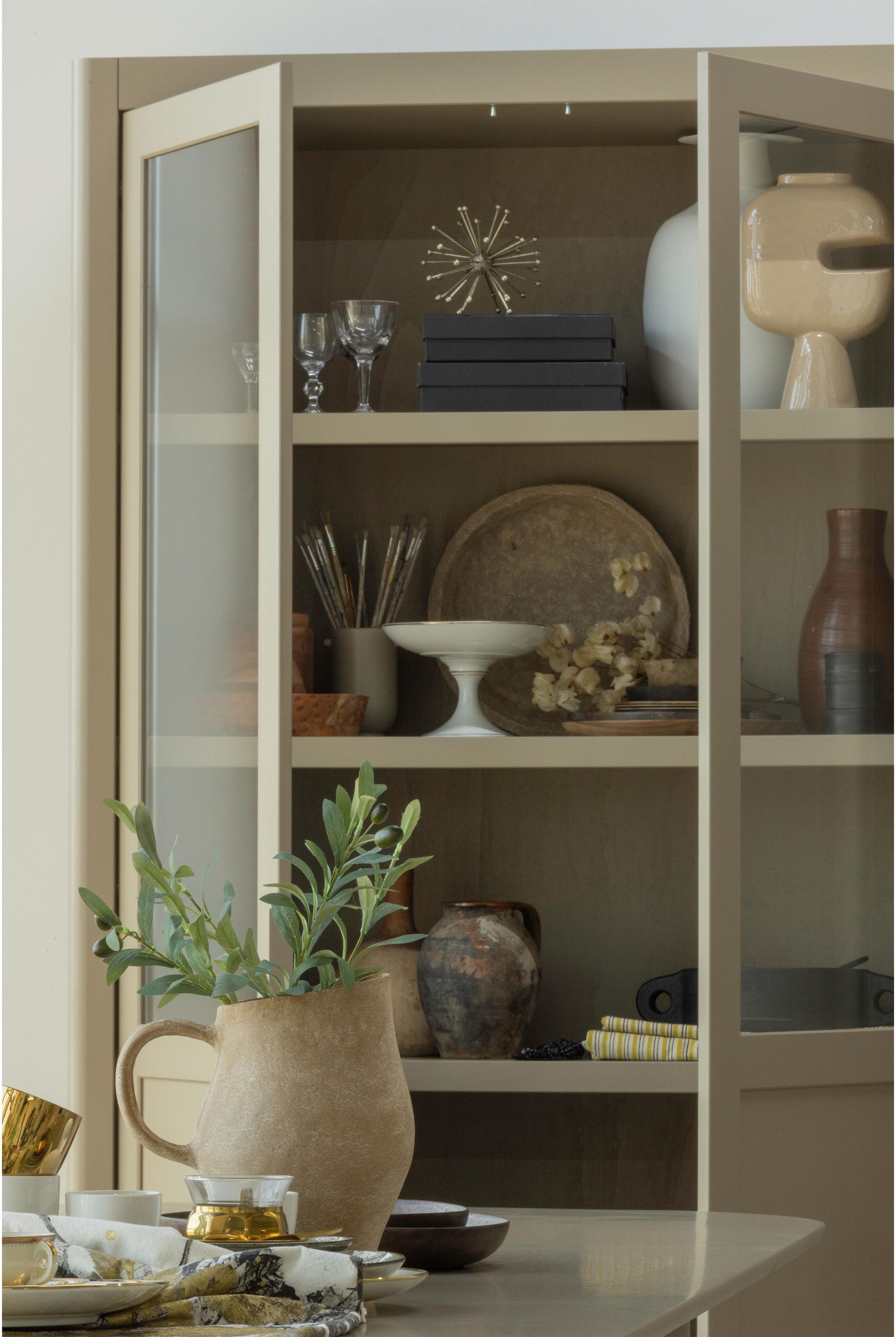 WOOOD Vitrine »GUNNAR« FSC®-zertifizierte Kiefer, bietet stilvolle Aufbewahrung auf 4 Böden