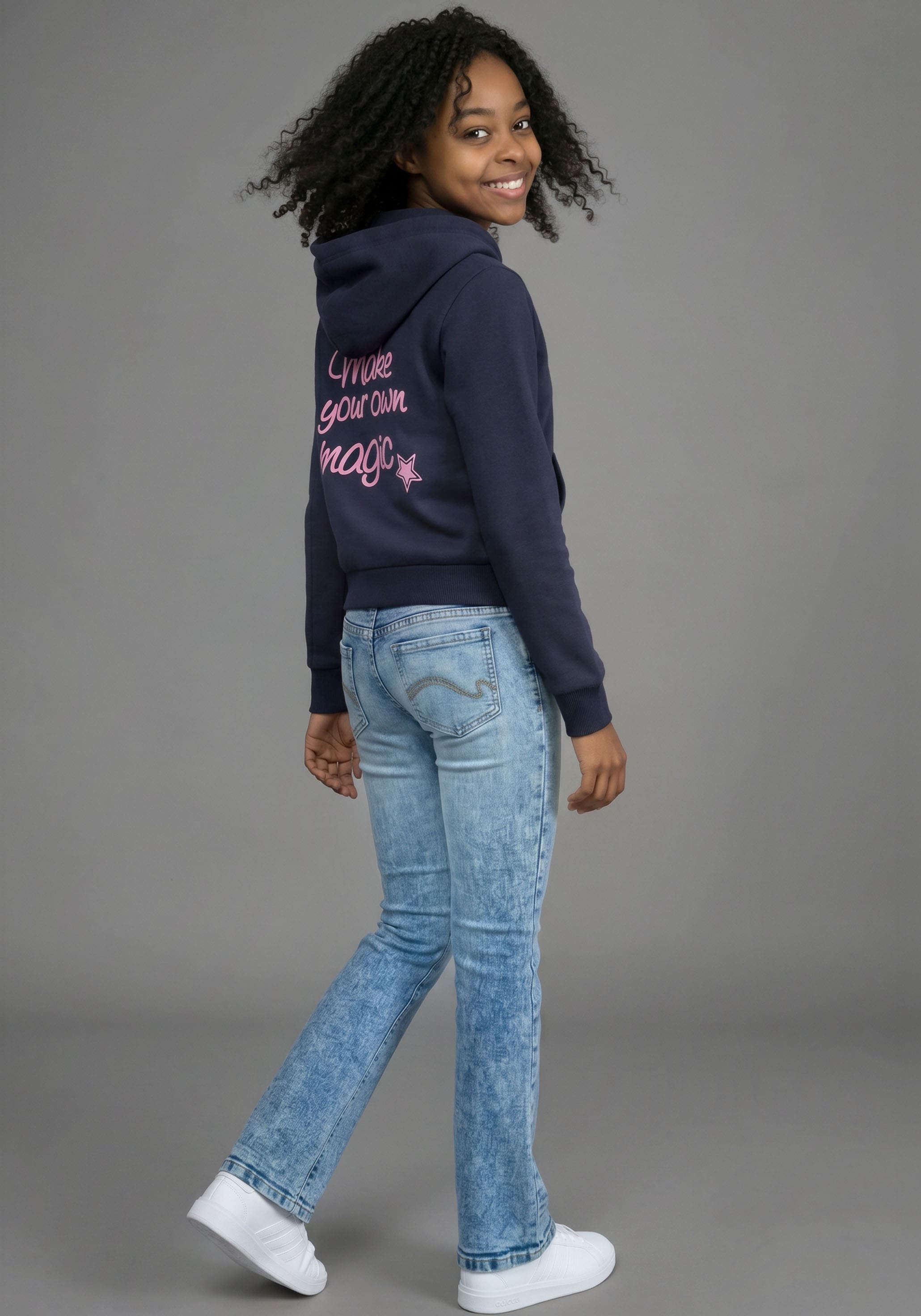 KIDSWORLD Kapuzenshirt »Slogan Hoodie: MAKE YOUR OWN MAGIC« kurze Schnittform, mit Langarm, mit Statement-Print, mit Kapuze