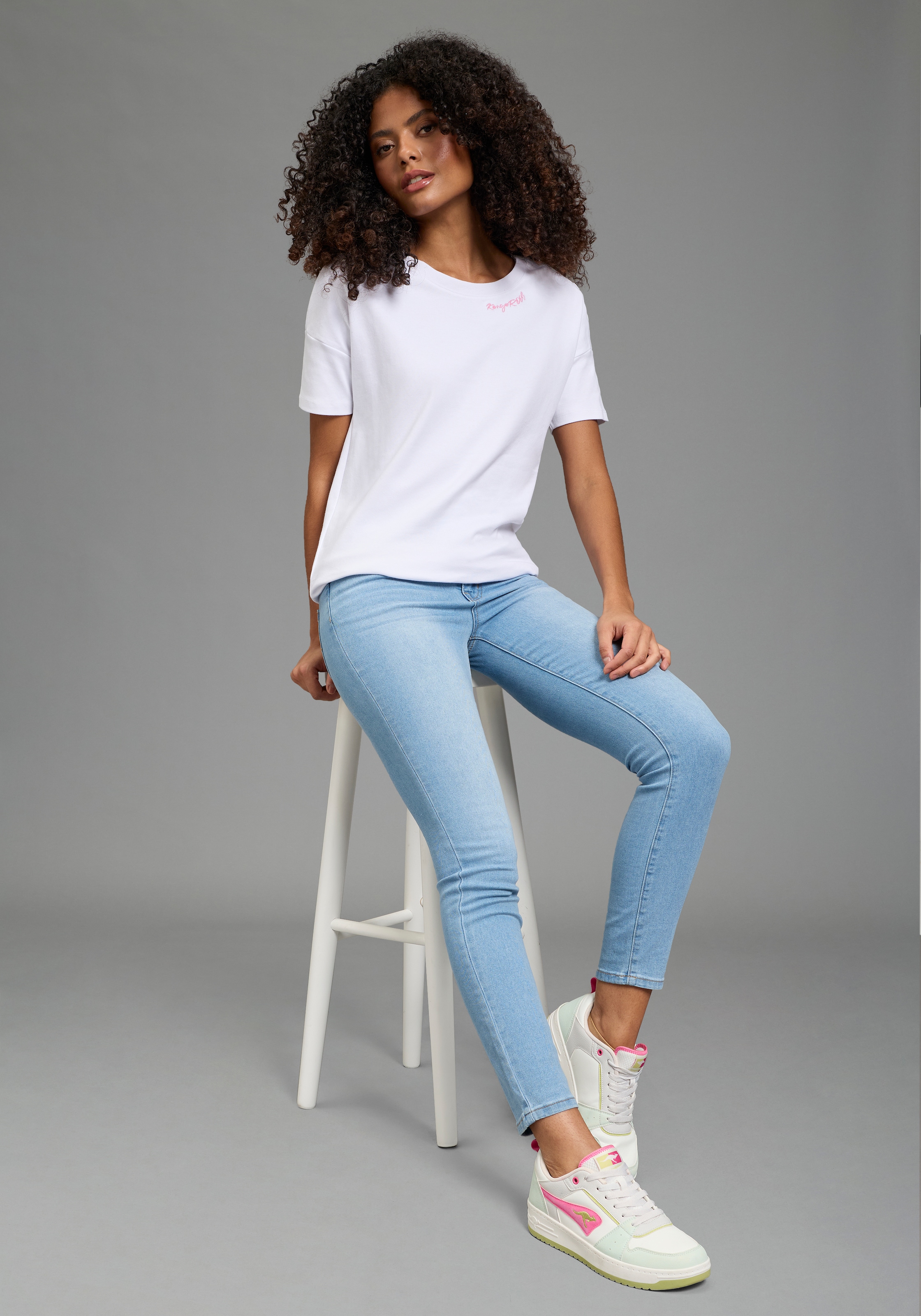 KangaROOS Sweatshirt , Casual Sweatshirt, mit Rundhalsausschnitt, figurumspielende Passform
