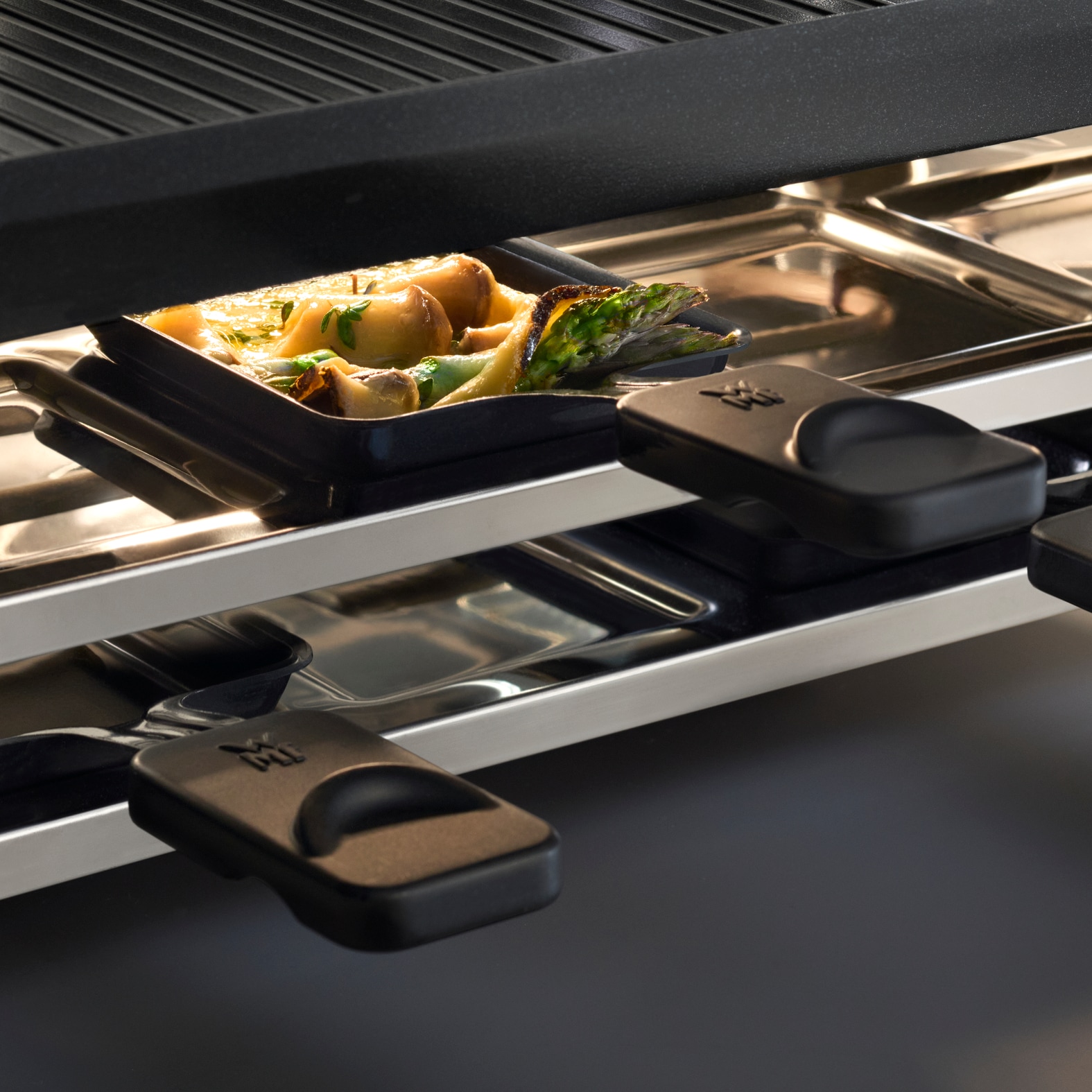 WMF Raclette »Master, indirekte LED-Beleuchtung, Keramikbeschichtung«, 8 St. Raclettepfännchen, 1500 W, Variable Temperatur, spülmaschinengeeignete Pfännchen und Spatel