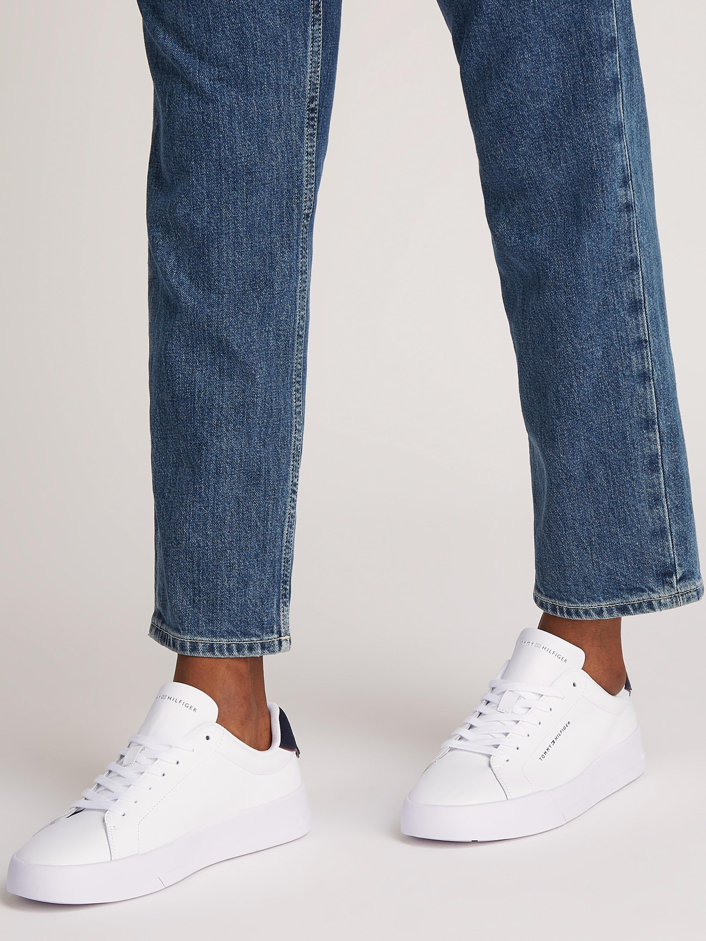 Tommy Hilfiger Sneaker »TH COURT LTH DETAIL ESS«, Freizeitschuh, Halbschuh, Schnürschuh mit seitlichem Logoschriftzug