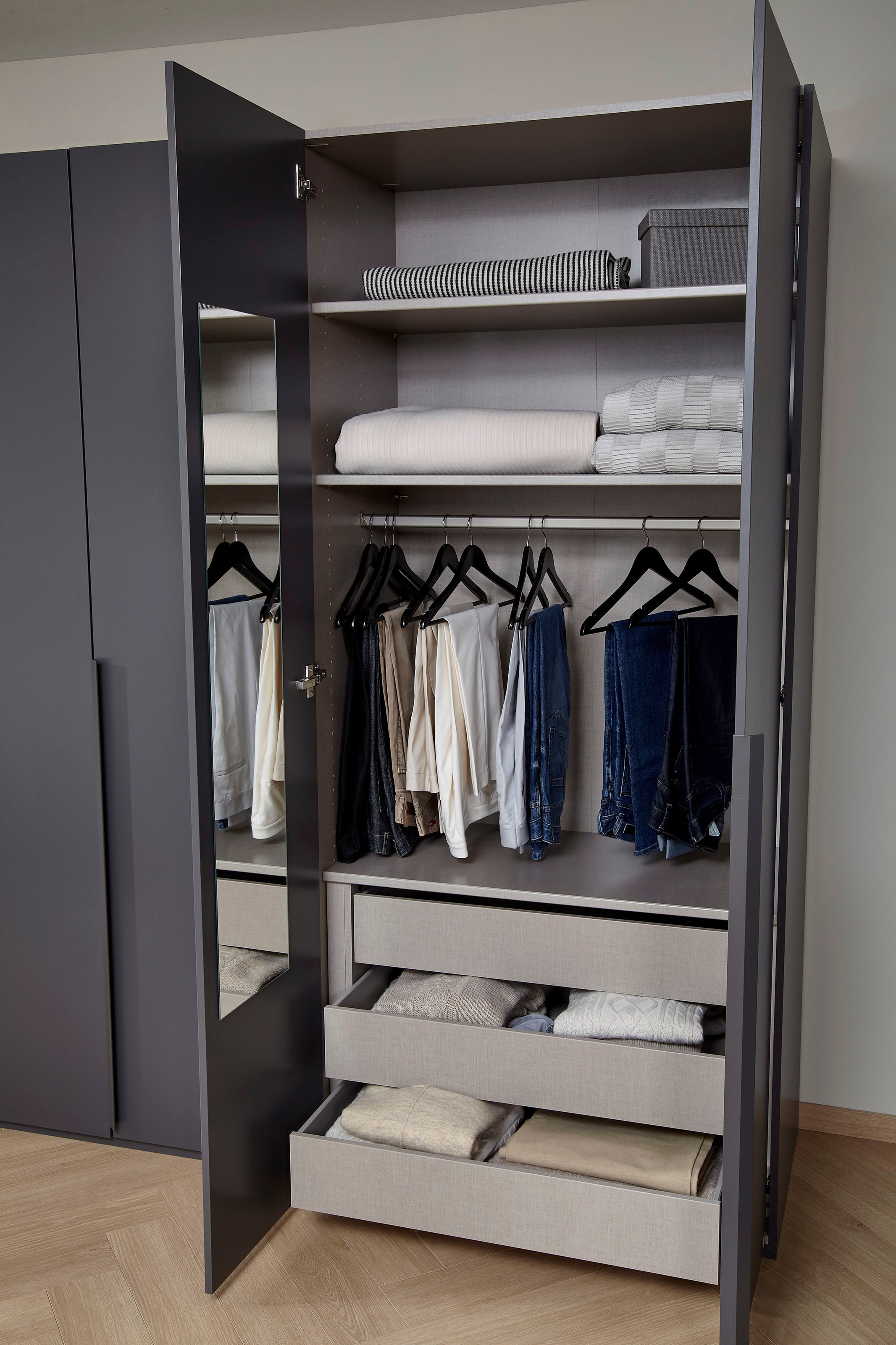 rauch Drehtürenschrank »Purisma«, mit Glasfront und umfangreicher Innenausstattung
