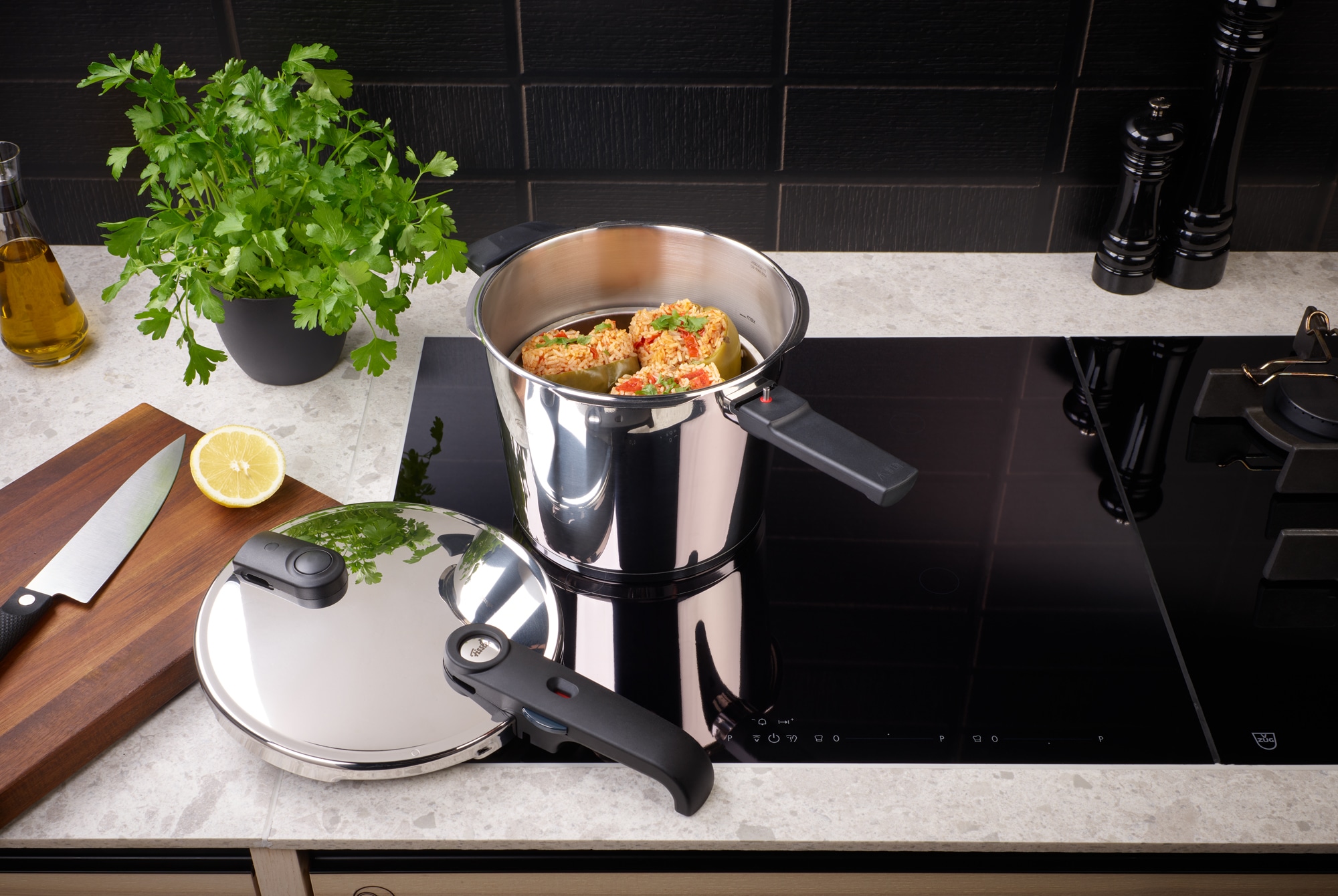 Fissler Schnellkochtopf »Vitaquick® Edition«, Edelstahl 18/10, (Set, 2 tlg., Schnellkochtopf 4,5 oder 6 Liter mit Deckel und Dünsteinsatz), Made in Germany, mit gelochtem Einsatz