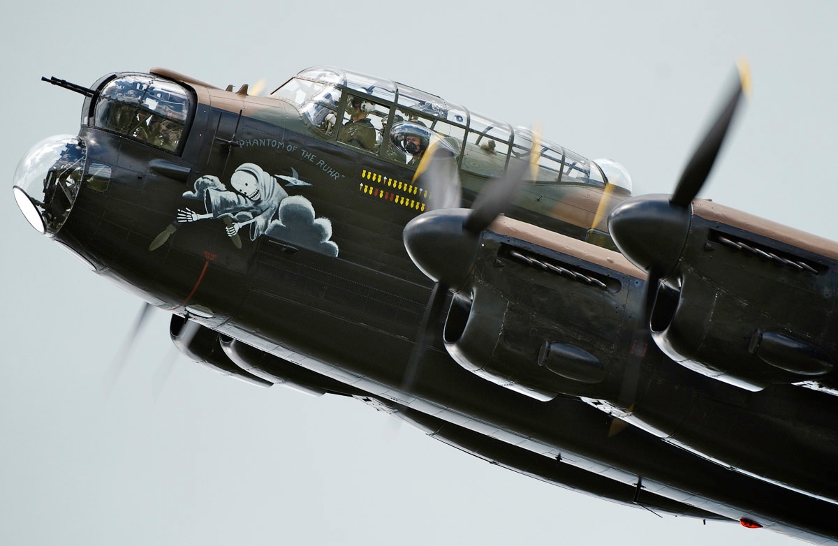 Papermoon Fototapete »Lancaster BBMF Bomber« günstig online kaufen