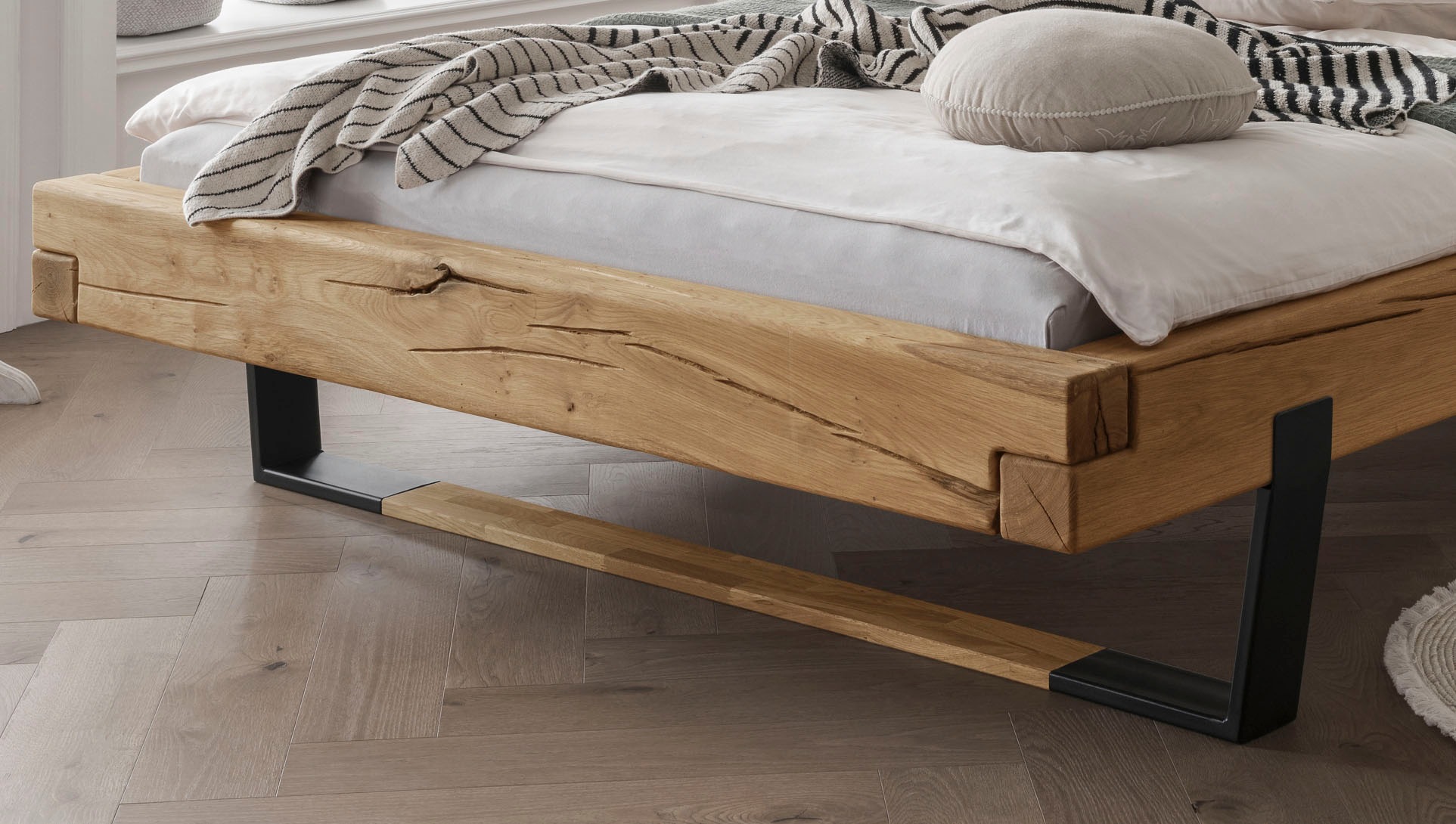 Home affaire Massivholzbett »Ultima Balkenbett Doppelbett, Füße Metallkufe mit Holzelement«, (hohe Belastbarkeit: 200kg je Seite), FSC®-zertifizierte Wildeiche oder Fichte, viele Breiten zur Auswahl