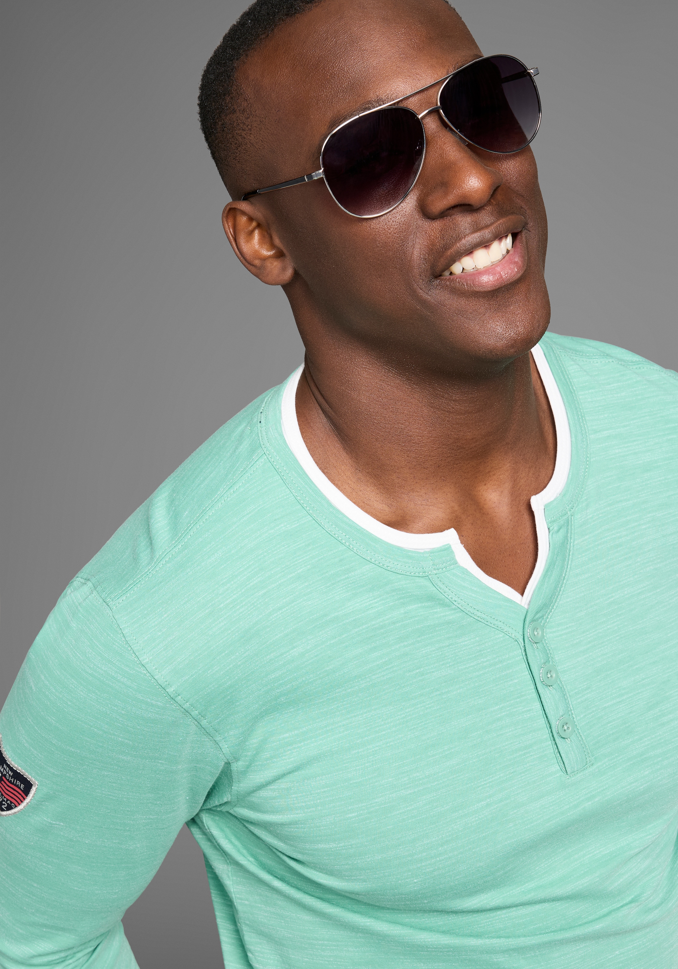DELMAO Henleyshirt, Langarm, melierte Optik, Henleykragen, aus Baumwollmischung