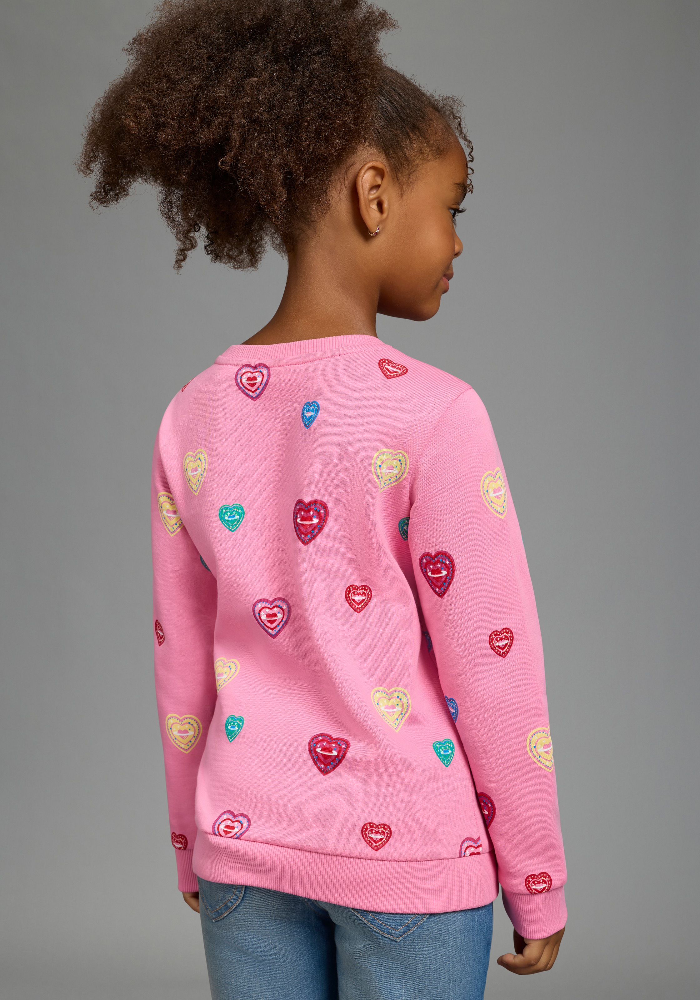Scout Sweatshirt »Shirt in süßem Herzen-Allover - NEU von SCOUT«, mit Rundhalsausschnitt, mit langen Ärmeln, hüftlange Basic-Passform
