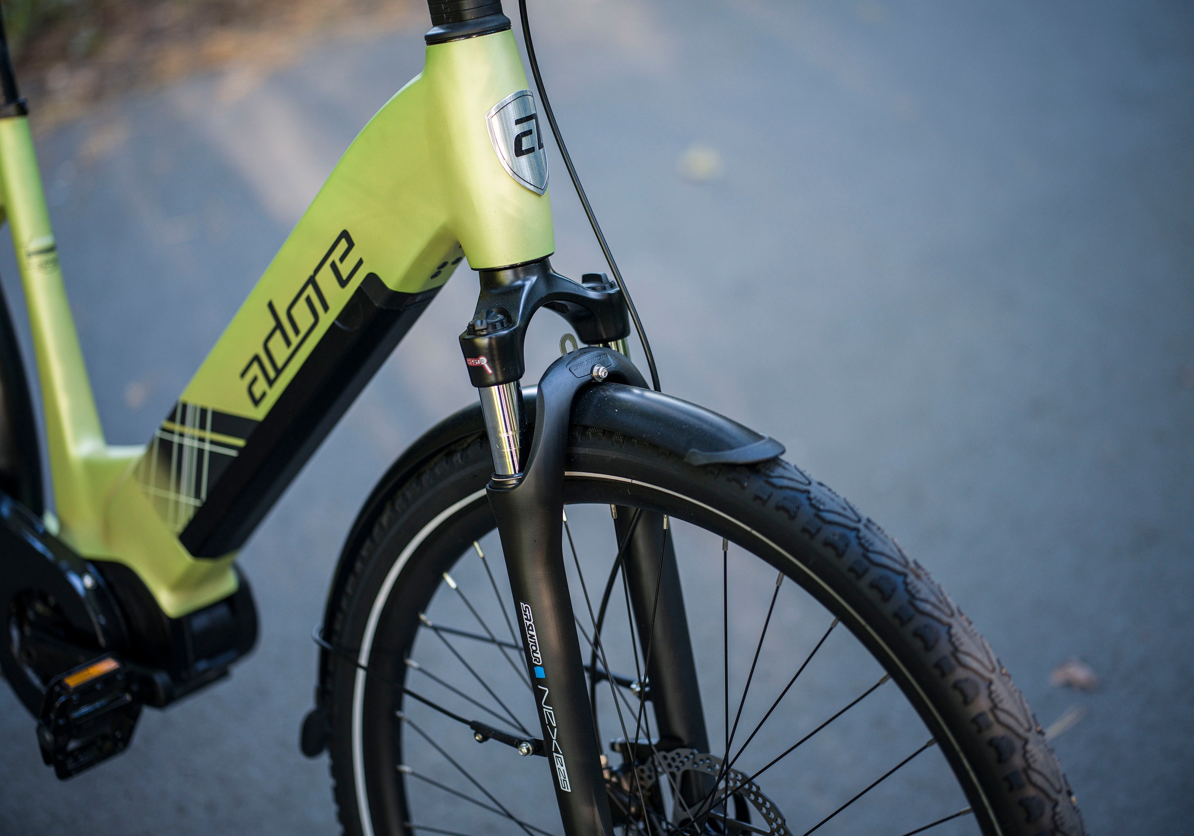Adore E-Bike »28" Alu Cityfahrrad CX-380 Mittelmotor 85NM / 15Ah Lime Green matt«, 9 Gang, Shimano, Cues, Mittelmotor 250 W