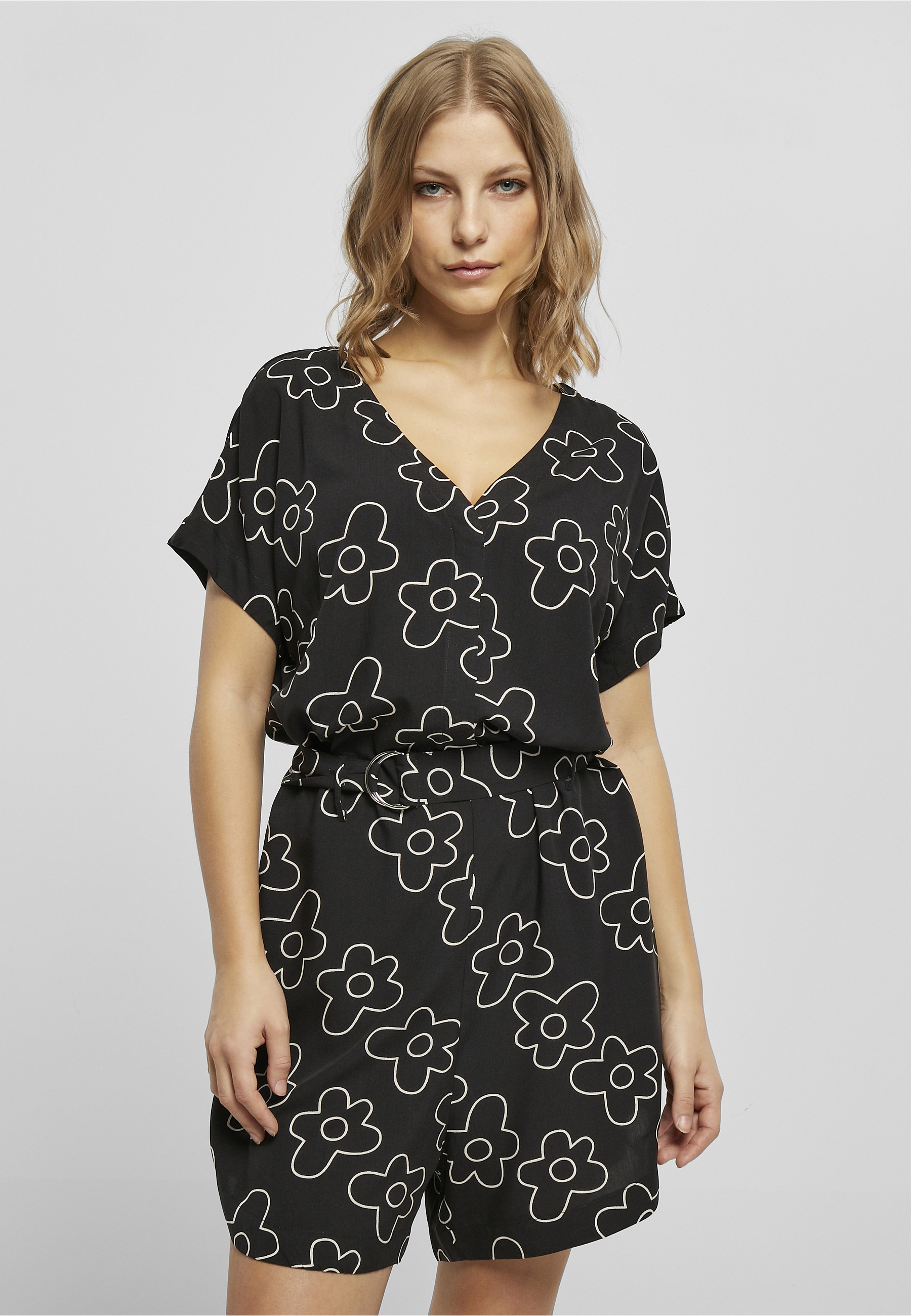 URBAN CLASSICS Jumpsuit »Urban Classics Damen Ladies Short Viscose Belt Jumpsuit« 1 Stk.