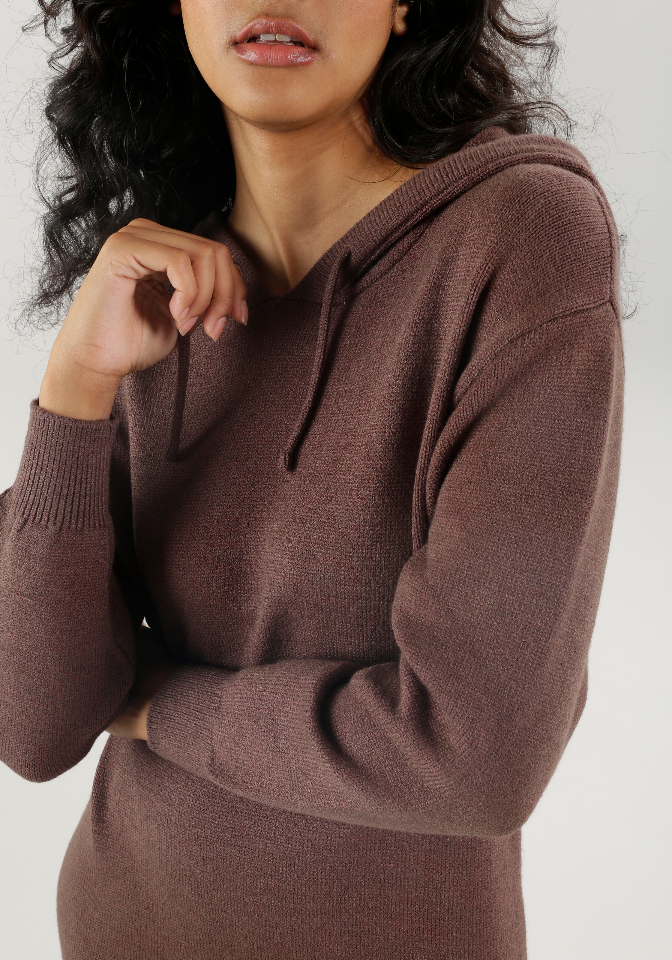 Aniston CASUAL Strickkleid, Kapuze mit Bindeband regulierbar