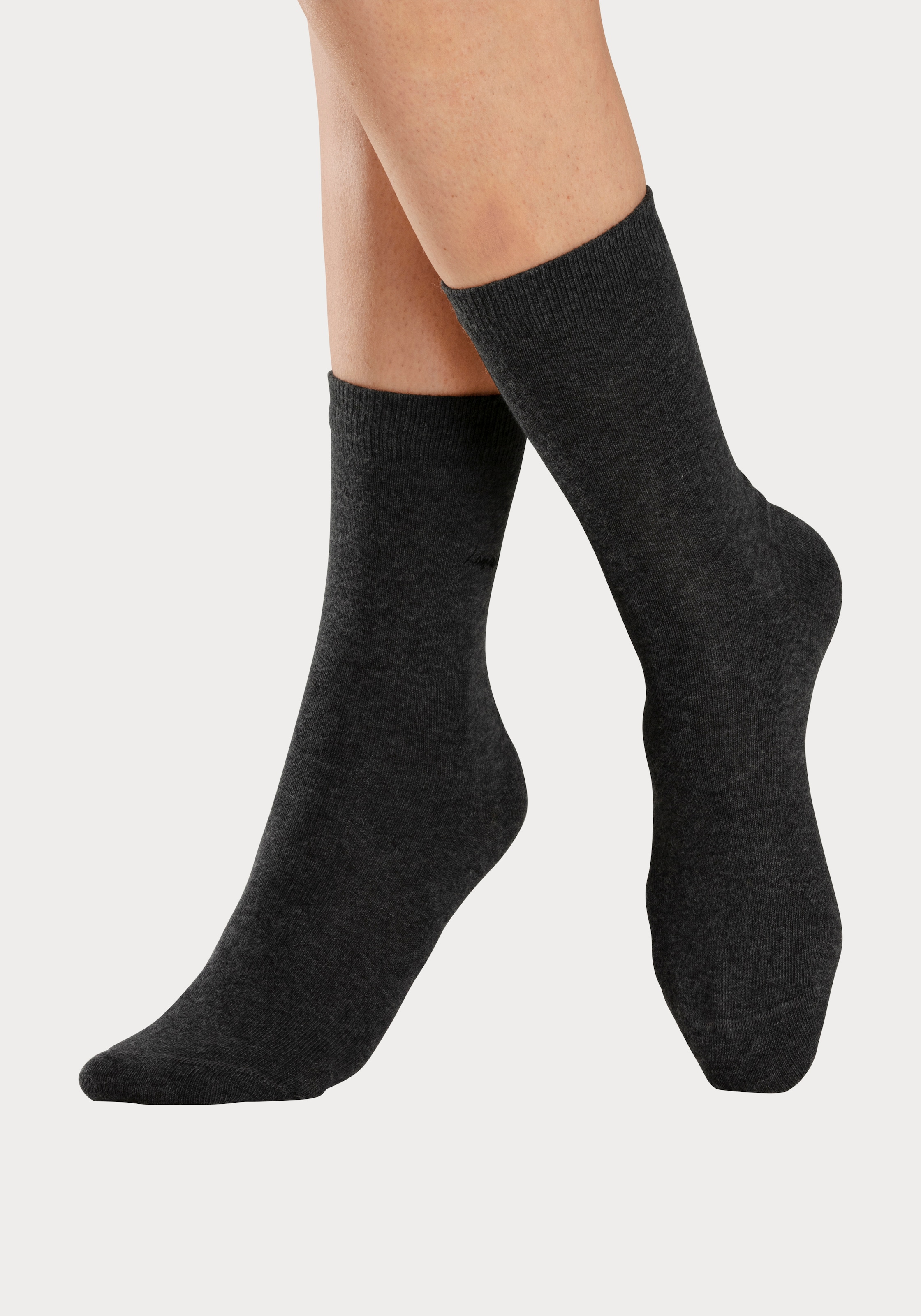 LASCANA Basicsocken, (Box, 7 Paar), mit hochwertiger Logo Stickerei