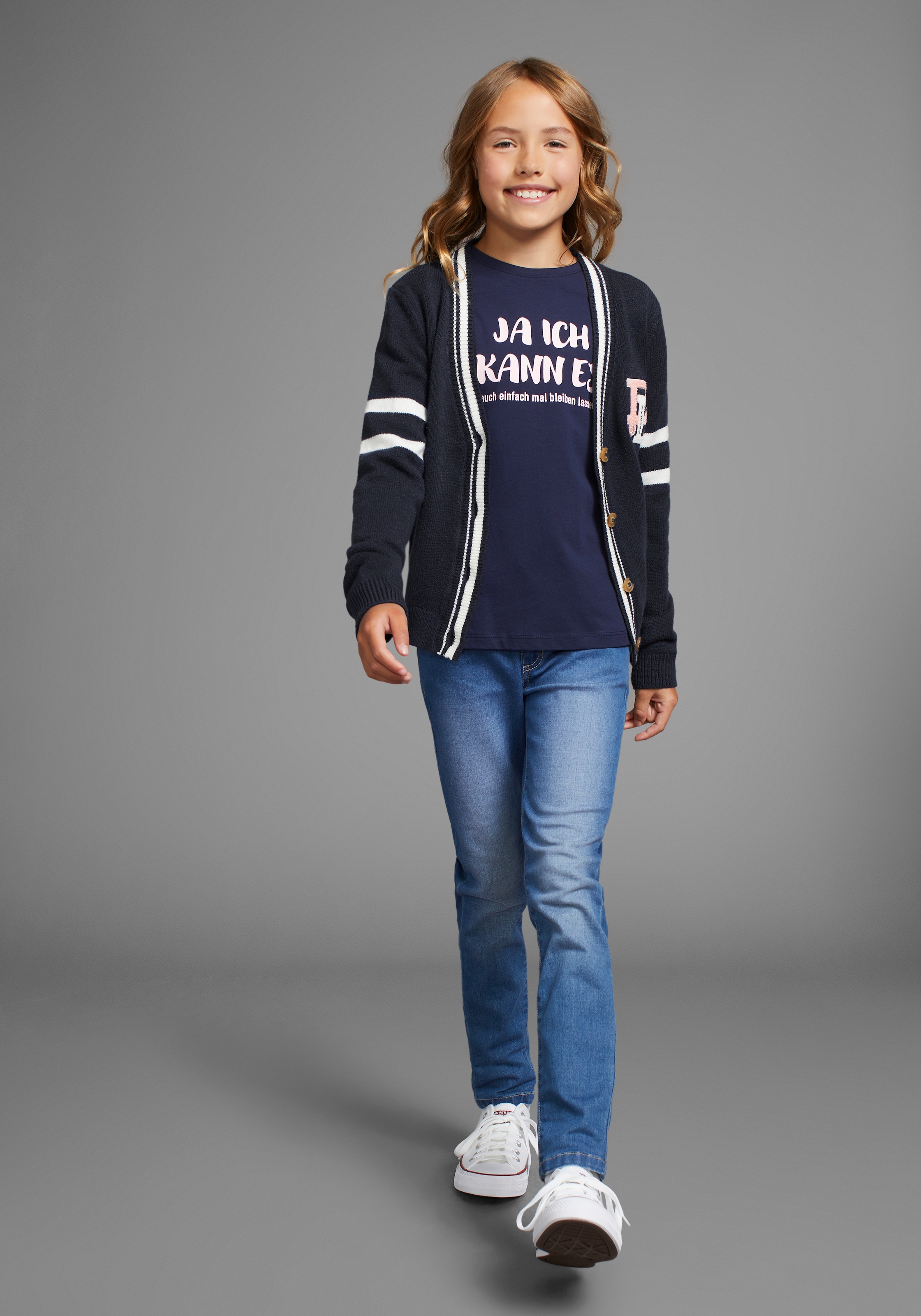 DELMAO Strickjacke »im Collegestyle mit Badge« Trendiger Style für Mädchen