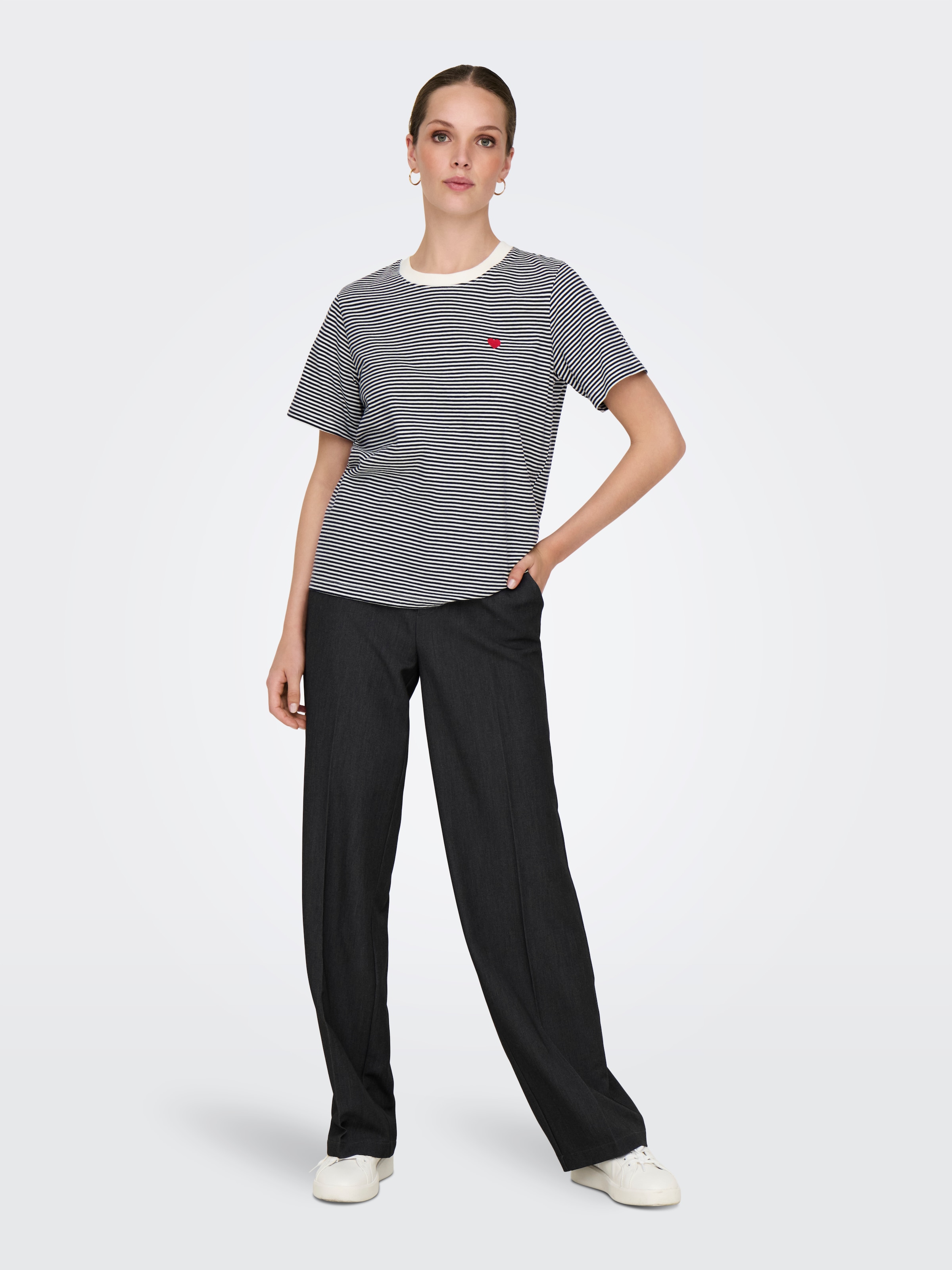 JDY Kurzarmshirt »JDYPISA S/S PRINT TOP JRS NOOS«, mit Herz Stickerei