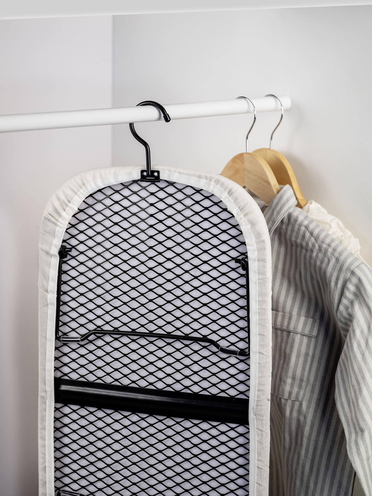 WENKO Tischbügelbrett »Modell Leona« Bügelfläche 77 cmx31 cm platzsparend verstaubar, inkl. Aufhängung